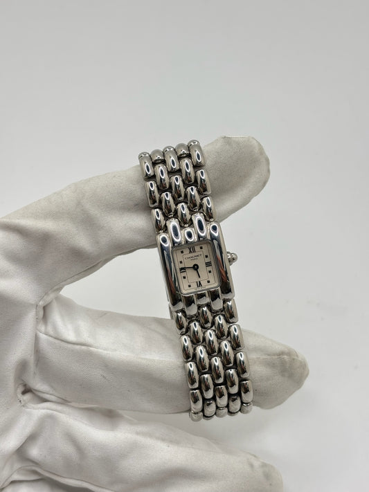 Montre Chaumet Khesis femme en acier avec mouvement quartz, cadran blanc à chiffres romains et verre saphir. Cette montre de luxe au design joaillier emblématique se distingue par son boîtier rectangulaire de 21 x 17 mm et son bracelet en acier intégré. Élégante et raffinée, cette Chaumet Khesis vintage de 1998 est accompagnée de ses papiers d’origine. Montre femme d’occasion en très bon état, idéale pour les collectionneuses et amatrices d’horlogerie de prestige.