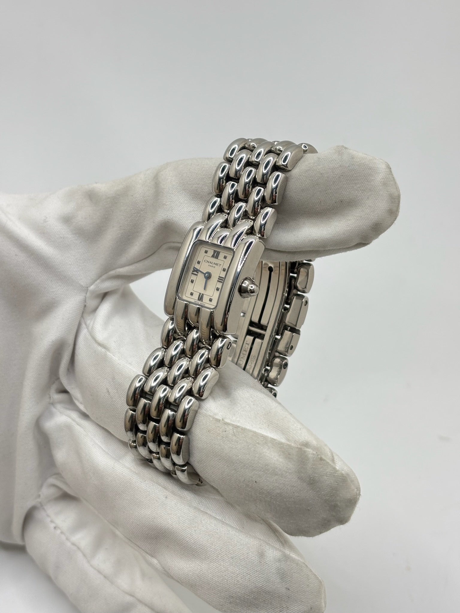 Montre Chaumet Khesis femme en acier avec mouvement quartz, cadran blanc à chiffres romains et verre saphir. Cette montre de luxe au design joaillier emblématique se distingue par son boîtier rectangulaire de 21 x 17 mm et son bracelet en acier intégré. Élégante et raffinée, cette Chaumet Khesis vintage de 1998 est accompagnée de ses papiers d’origine. Montre femme d’occasion en très bon état, idéale pour les collectionneuses et amatrices d’horlogerie de prestige.