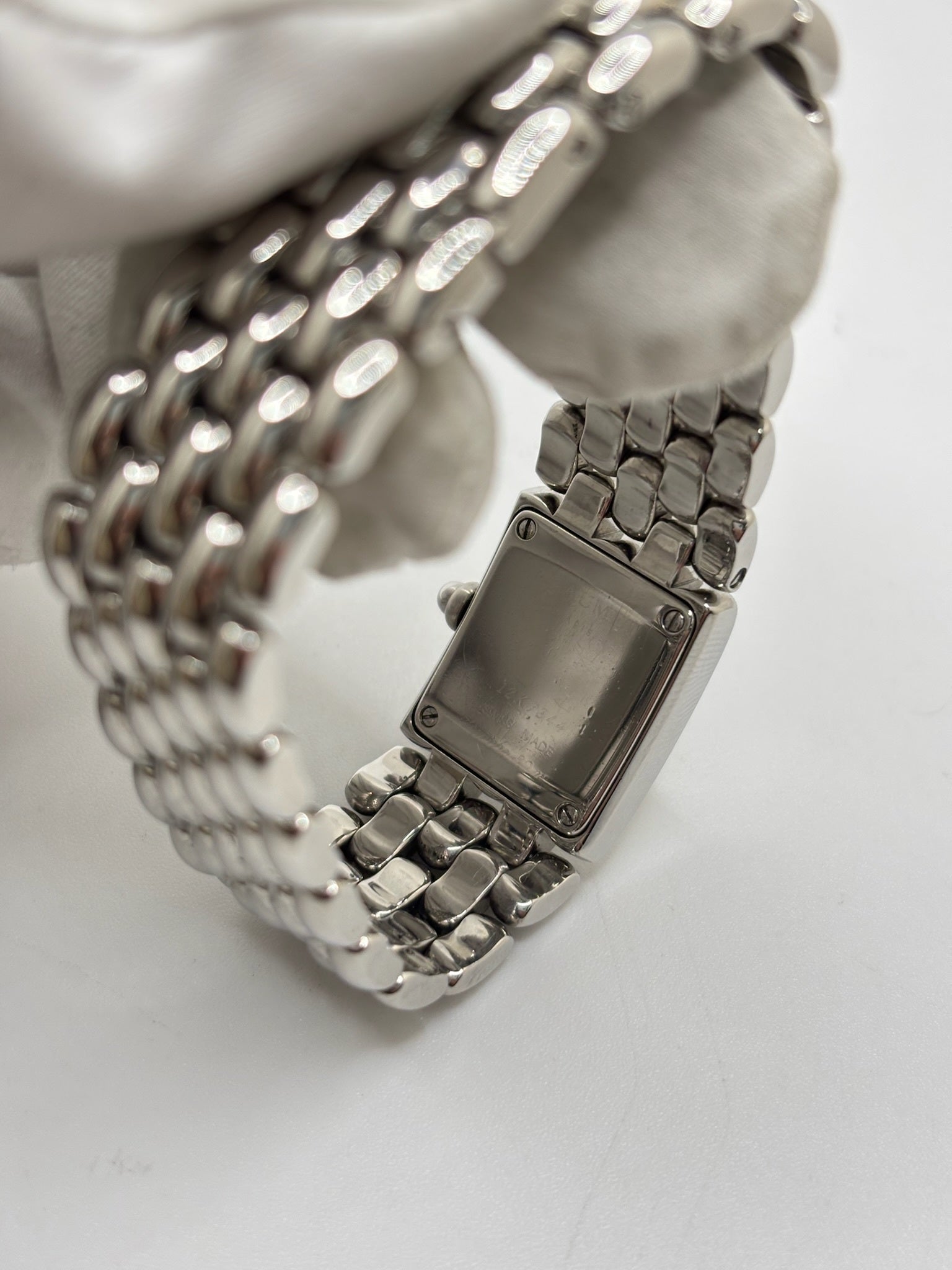 Montre Chaumet Khesis femme en acier avec mouvement quartz, cadran blanc à chiffres romains et verre saphir. Cette montre de luxe au design joaillier emblématique se distingue par son boîtier rectangulaire de 21 x 17 mm et son bracelet en acier intégré. Élégante et raffinée, cette Chaumet Khesis vintage de 1998 est accompagnée de ses papiers d’origine. Montre femme d’occasion en très bon état, idéale pour les collectionneuses et amatrices d’horlogerie de prestige.