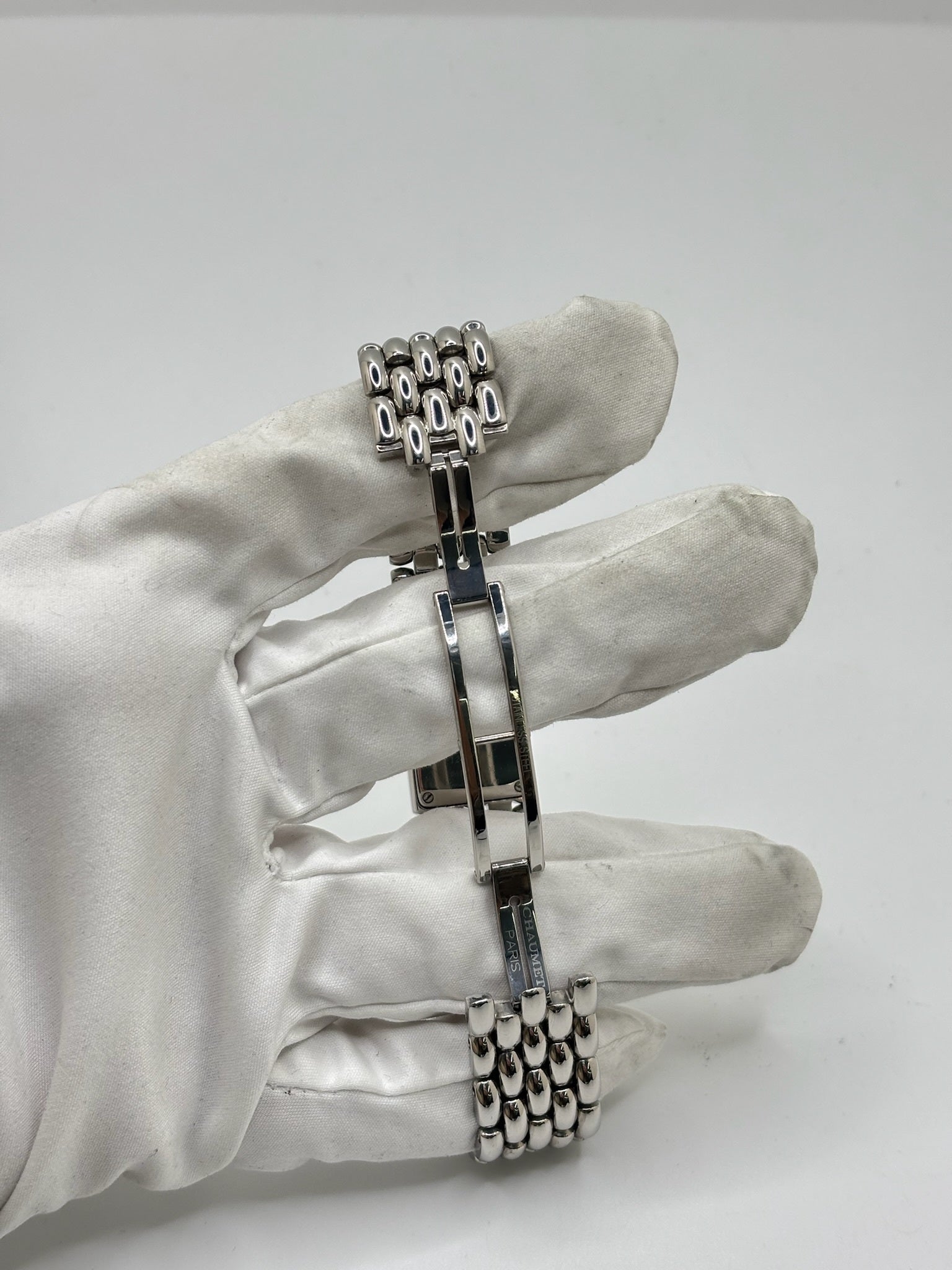 Montre Chaumet Khesis femme en acier avec mouvement quartz, cadran blanc à chiffres romains et verre saphir. Cette montre de luxe au design joaillier emblématique se distingue par son boîtier rectangulaire de 21 x 17 mm et son bracelet en acier intégré. Élégante et raffinée, cette Chaumet Khesis vintage de 1998 est accompagnée de ses papiers d’origine. Montre femme d’occasion en très bon état, idéale pour les collectionneuses et amatrices d’horlogerie de prestige.