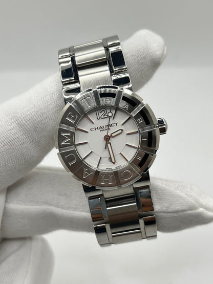 Montre Chaumet Class One W1722H-35A en très bon état, datant de 2013, équipée d’un mouvement quartz et d’un boîtier en acier de 33 mm. Son cadran blanc est protégé par un verre saphir. Cette montre Chaumet Class One possède un bracelet en acier et dispose d’une fonction date. Livrée avec son coffret et ses papiers d’origine, elle séduit par son design élégant et sportif, emblématique de la collection Class One de Chaumet.