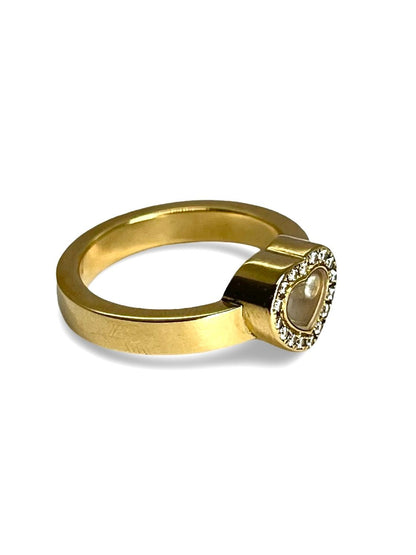 Bague iconique Chopard Happy Diamonds en or jaune 18 carats, ornée de diamants mobiles totalisant 0,17 ct. Une création précieuse au design ludique et raffiné, symbole du savoir-faire de la maison Chopard. Parfaite pour offrir ou se faire plaisir avec une touche d’élégance et de mouvement.