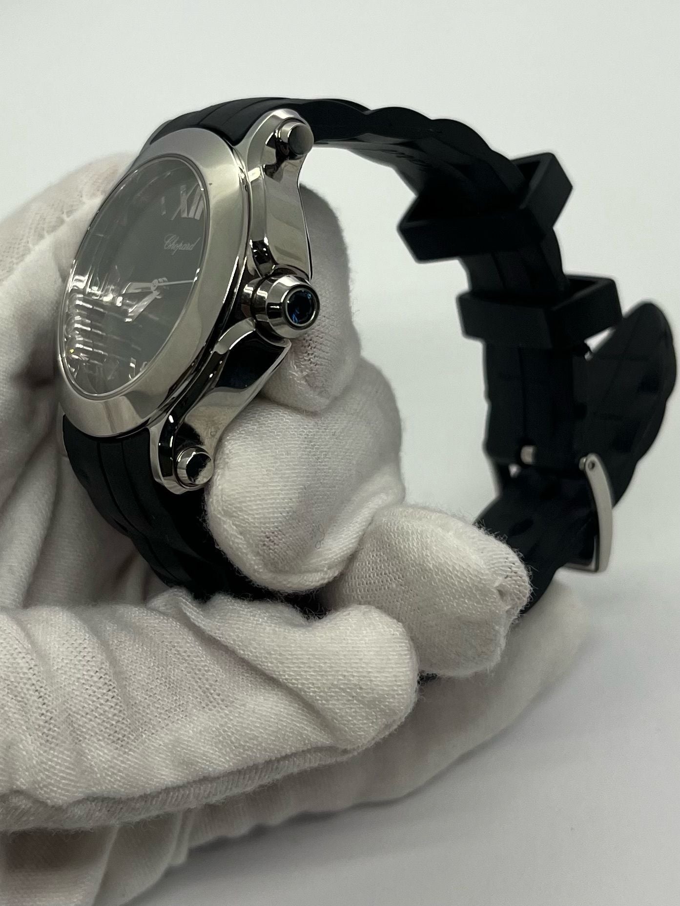 Offrez-vous l’élégance intemporelle avec cette Chopard Happy Sport de 2012, livrée en full set avec boîte, papiers et accessoires d’origine. Ce modèle emblématique allie avec finesse l’univers de la haute horlogerie et celui de la joaillerie, grâce à ses diamants mobiles caractéristiques qui dansent librement sur le cadran. Une pièce de collection recherchée, idéale pour les amateurs de montres Chopard complètes et authentiques. 