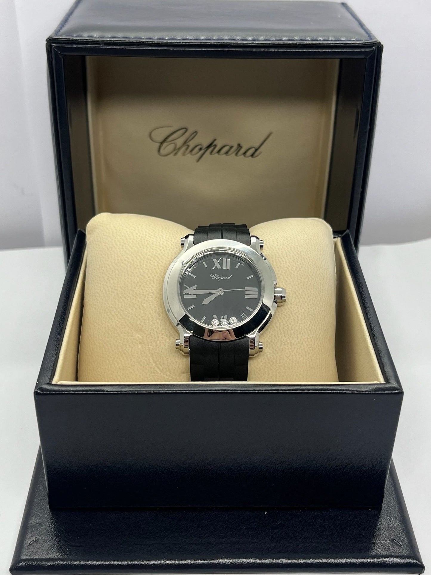 Offrez-vous l’élégance intemporelle avec cette Chopard Happy Sport de 2012, livrée en full set avec boîte, papiers et accessoires d’origine. Ce modèle emblématique allie avec finesse l’univers de la haute horlogerie et celui de la joaillerie, grâce à ses diamants mobiles caractéristiques qui dansent librement sur le cadran. Une pièce de collection recherchée, idéale pour les amateurs de montres Chopard complètes et authentiques. 