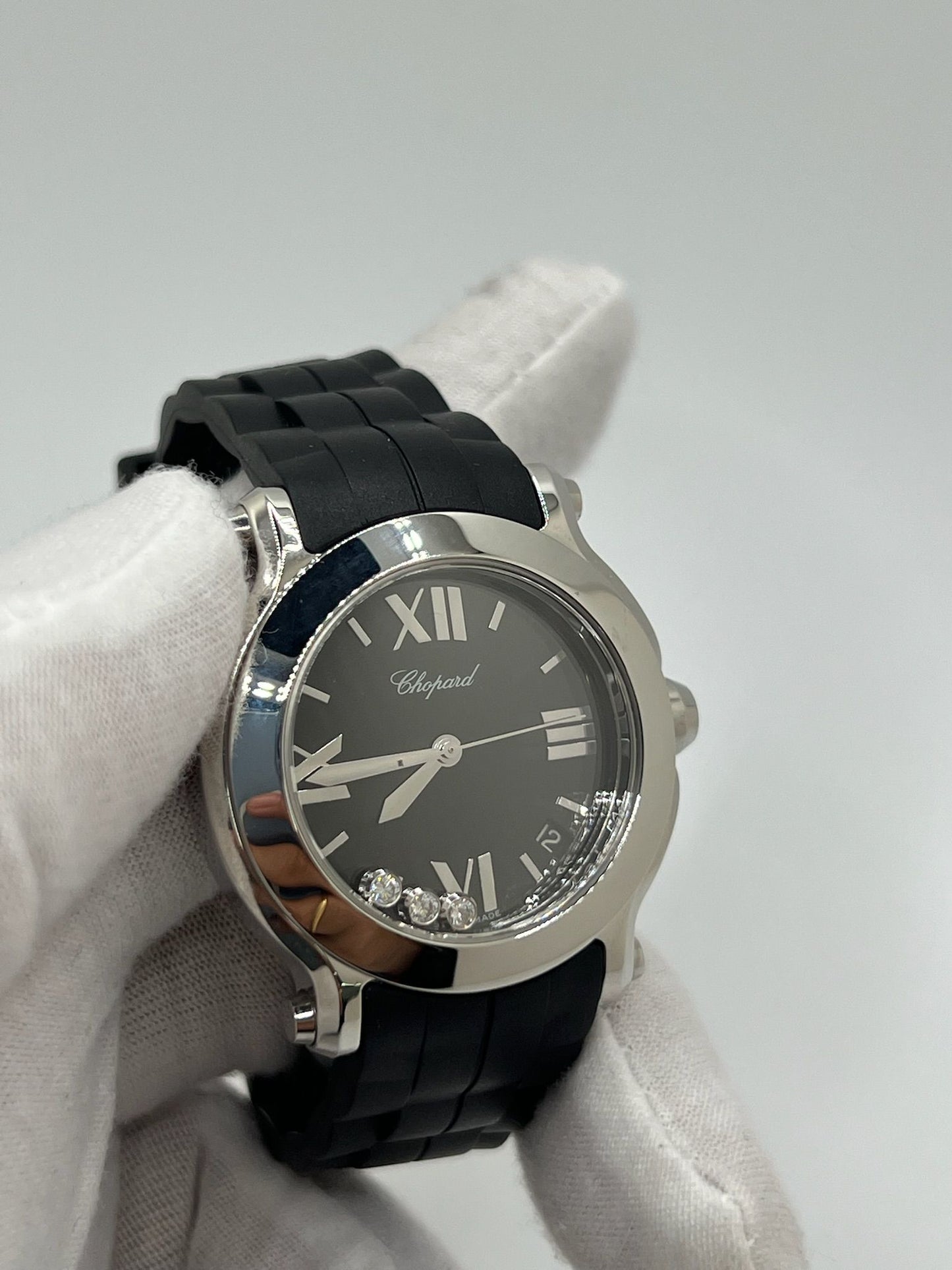 Offrez-vous l’élégance intemporelle avec cette Chopard Happy Sport de 2012, livrée en full set avec boîte, papiers et accessoires d’origine. Ce modèle emblématique allie avec finesse l’univers de la haute horlogerie et celui de la joaillerie, grâce à ses diamants mobiles caractéristiques qui dansent librement sur le cadran. Une pièce de collection recherchée, idéale pour les amateurs de montres Chopard complètes et authentiques. 