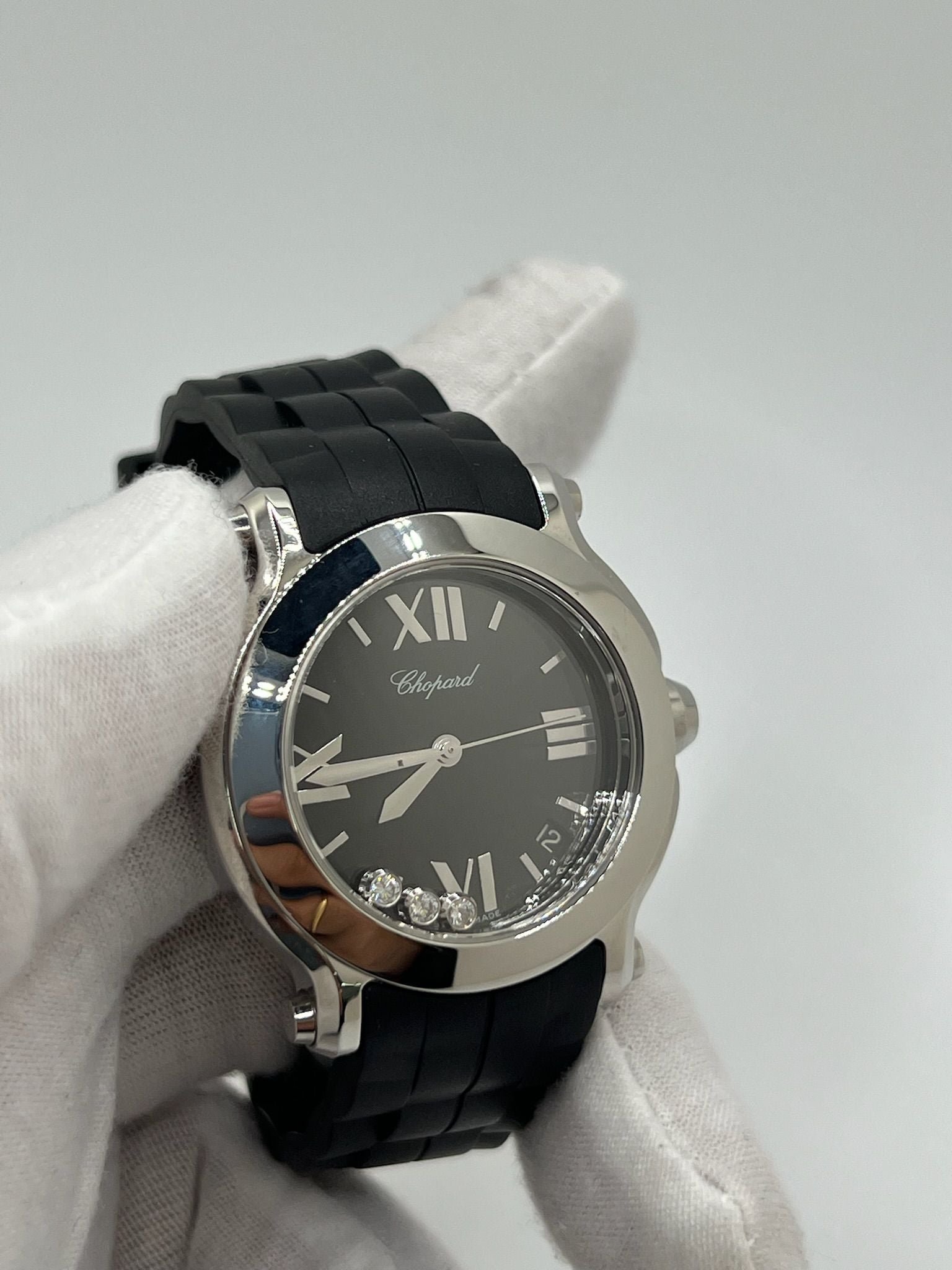 Offrez-vous l’élégance intemporelle avec cette Chopard Happy Sport de 2012, livrée en full set avec boîte, papiers et accessoires d’origine. Ce modèle emblématique allie avec finesse l’univers de la haute horlogerie et celui de la joaillerie, grâce à ses diamants mobiles caractéristiques qui dansent librement sur le cadran. Une pièce de collection recherchée, idéale pour les amateurs de montres Chopard complètes et authentiques. 