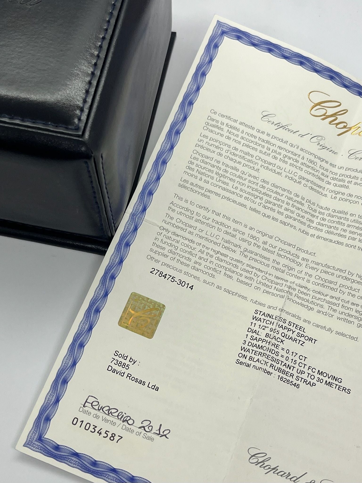 Offrez-vous l’élégance intemporelle avec cette Chopard Happy Sport de 2012, livrée en full set avec boîte, papiers et accessoires d’origine. Ce modèle emblématique allie avec finesse l’univers de la haute horlogerie et celui de la joaillerie, grâce à ses diamants mobiles caractéristiques qui dansent librement sur le cadran. Une pièce de collection recherchée, idéale pour les amateurs de montres Chopard complètes et authentiques. 