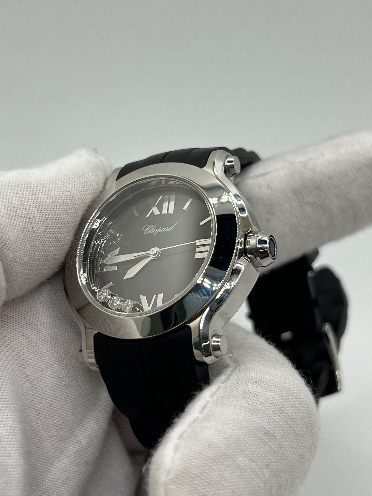 Offrez-vous l’élégance intemporelle avec cette Chopard Happy Sport de 2012, livrée en full set avec boîte, papiers et accessoires d’origine. Ce modèle emblématique allie avec finesse l’univers de la haute horlogerie et celui de la joaillerie, grâce à ses diamants mobiles caractéristiques qui dansent librement sur le cadran. Une pièce de collection recherchée, idéale pour les amateurs de montres Chopard complètes et authentiques. 