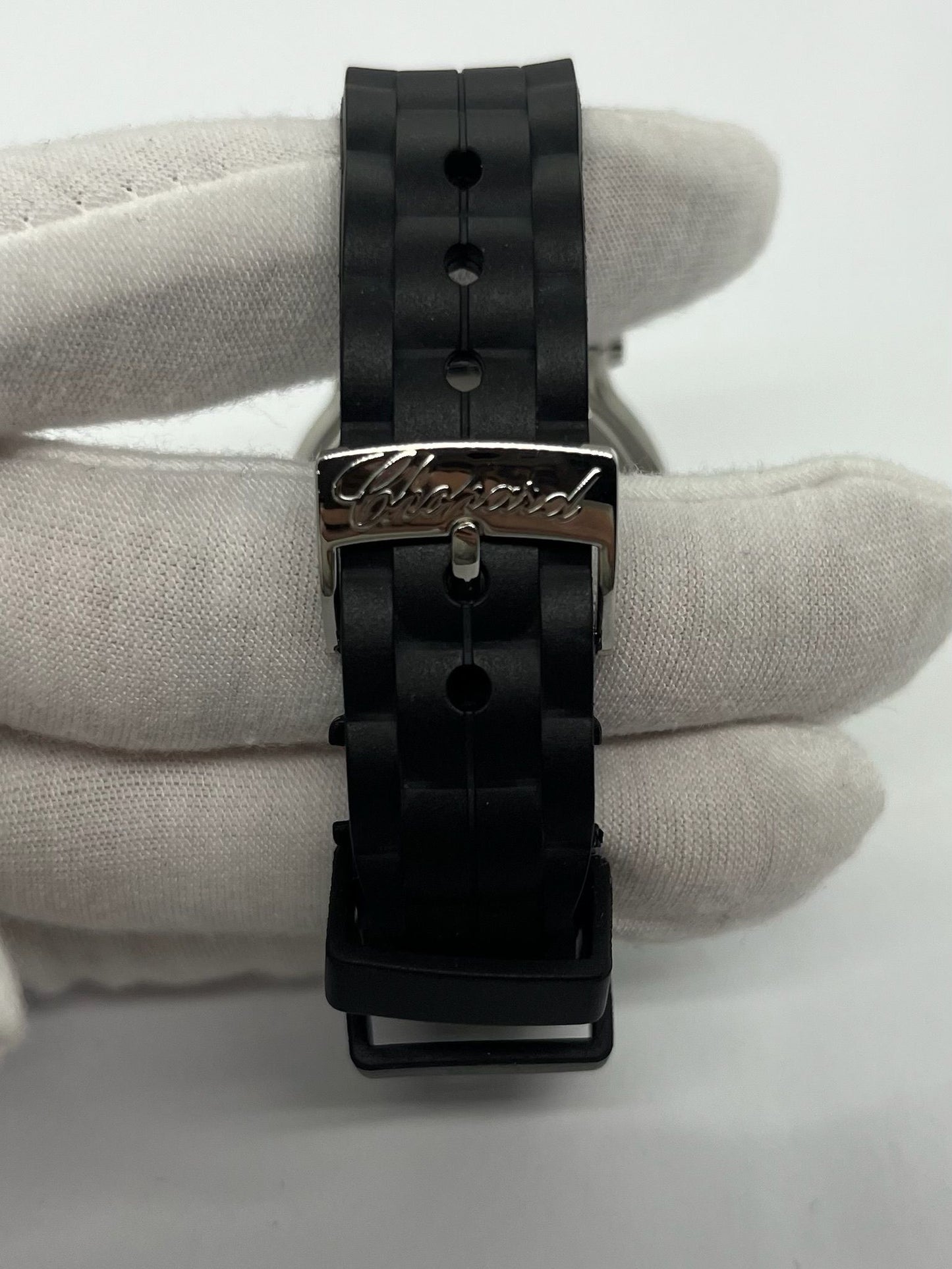 Offrez-vous l’élégance intemporelle avec cette Chopard Happy Sport de 2012, livrée en full set avec boîte, papiers et accessoires d’origine. Ce modèle emblématique allie avec finesse l’univers de la haute horlogerie et celui de la joaillerie, grâce à ses diamants mobiles caractéristiques qui dansent librement sur le cadran. Une pièce de collection recherchée, idéale pour les amateurs de montres Chopard complètes et authentiques. 