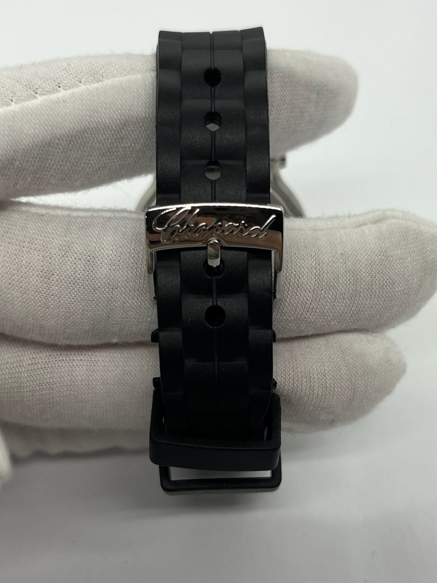 Offrez-vous l’élégance intemporelle avec cette Chopard Happy Sport de 2012, livrée en full set avec boîte, papiers et accessoires d’origine. Ce modèle emblématique allie avec finesse l’univers de la haute horlogerie et celui de la joaillerie, grâce à ses diamants mobiles caractéristiques qui dansent librement sur le cadran. Une pièce de collection recherchée, idéale pour les amateurs de montres Chopard complètes et authentiques. 