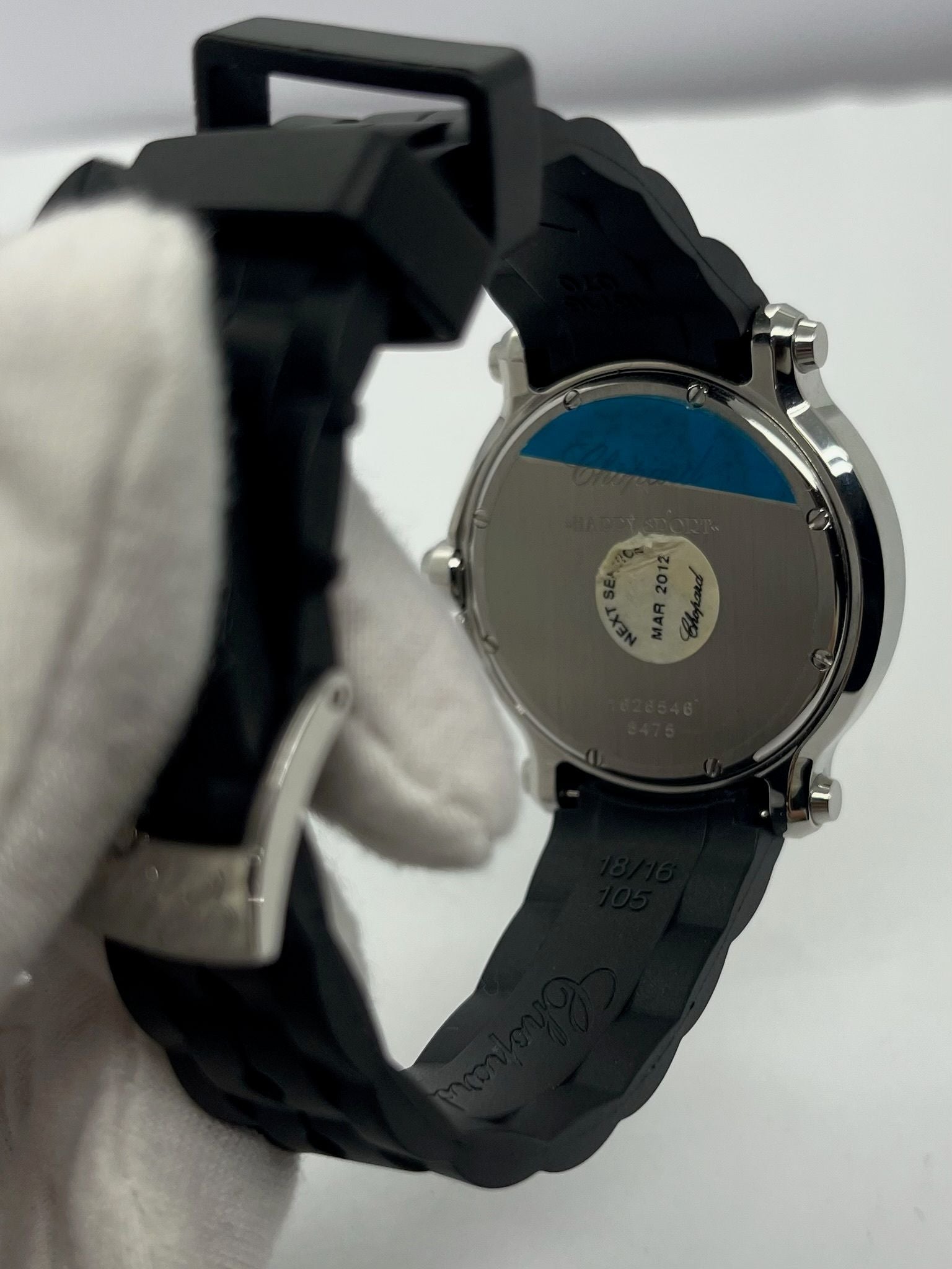 Offrez-vous l’élégance intemporelle avec cette Chopard Happy Sport de 2012, livrée en full set avec boîte, papiers et accessoires d’origine. Ce modèle emblématique allie avec finesse l’univers de la haute horlogerie et celui de la joaillerie, grâce à ses diamants mobiles caractéristiques qui dansent librement sur le cadran. Une pièce de collection recherchée, idéale pour les amateurs de montres Chopard complètes et authentiques. 