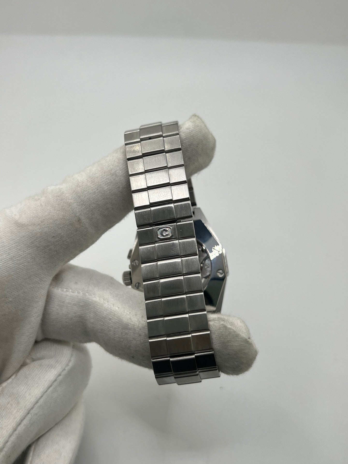 Montre Chopard St. Moritz référence 8386 en acier avec boîtier de 37 mm, animée par un mouvement automatique équipé du calibre 1185. Son cadran bleu à chiffres romains est protégé par un verre saphir et complété par un bracelet en acier avec boucle déployante. Dotée des fonctions chronographe et date, cette montre Chopard d'occasion est en très bon état, révisée en interne et livrée avec son coffret d'origine, sans papiers.