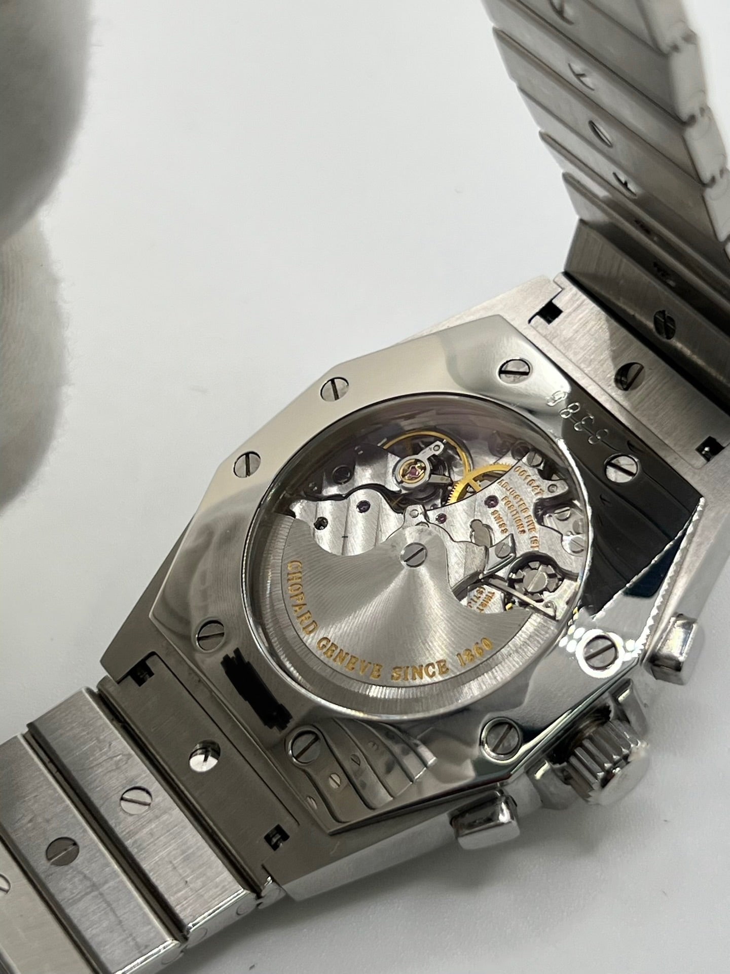 Montre Chopard St. Moritz référence 8386 en acier avec boîtier de 37 mm, animée par un mouvement automatique équipé du calibre 1185. Son cadran bleu à chiffres romains est protégé par un verre saphir et complété par un bracelet en acier avec boucle déployante. Dotée des fonctions chronographe et date, cette montre Chopard d'occasion est en très bon état, révisée en interne et livrée avec son coffret d'origine, sans papiers.