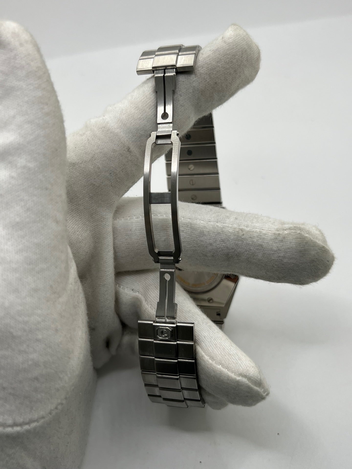 Montre Chopard St. Moritz référence 8386 en acier avec boîtier de 37 mm, animée par un mouvement automatique équipé du calibre 1185. Son cadran bleu à chiffres romains est protégé par un verre saphir et complété par un bracelet en acier avec boucle déployante. Dotée des fonctions chronographe et date, cette montre Chopard d'occasion est en très bon état, révisée en interne et livrée avec son coffret d'origine, sans papiers.