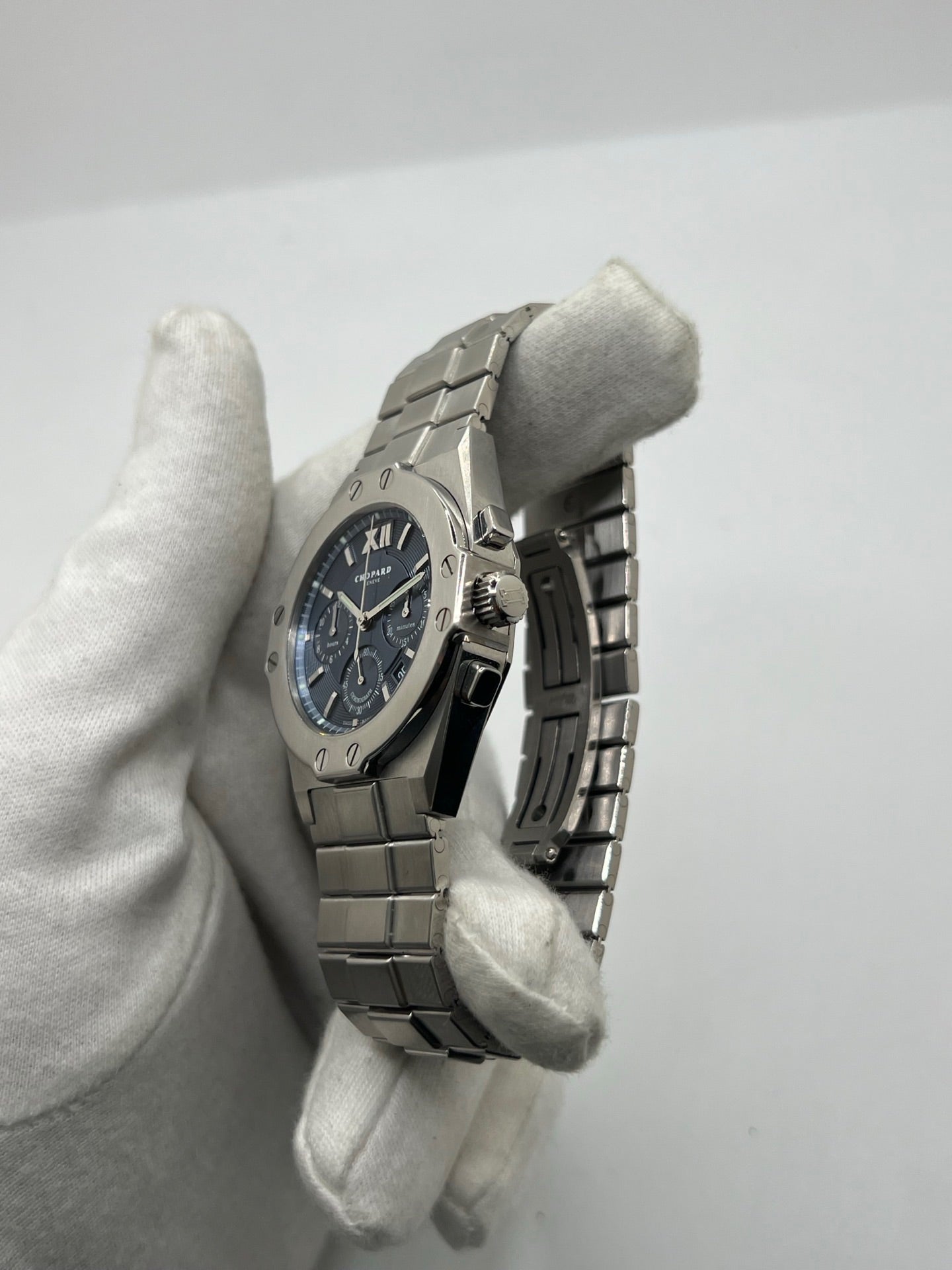 Montre Chopard St. Moritz référence 8386 en acier avec boîtier de 37 mm, animée par un mouvement automatique équipé du calibre 1185. Son cadran bleu à chiffres romains est protégé par un verre saphir et complété par un bracelet en acier avec boucle déployante. Dotée des fonctions chronographe et date, cette montre Chopard d'occasion est en très bon état, révisée en interne et livrée avec son coffret d'origine, sans papiers.