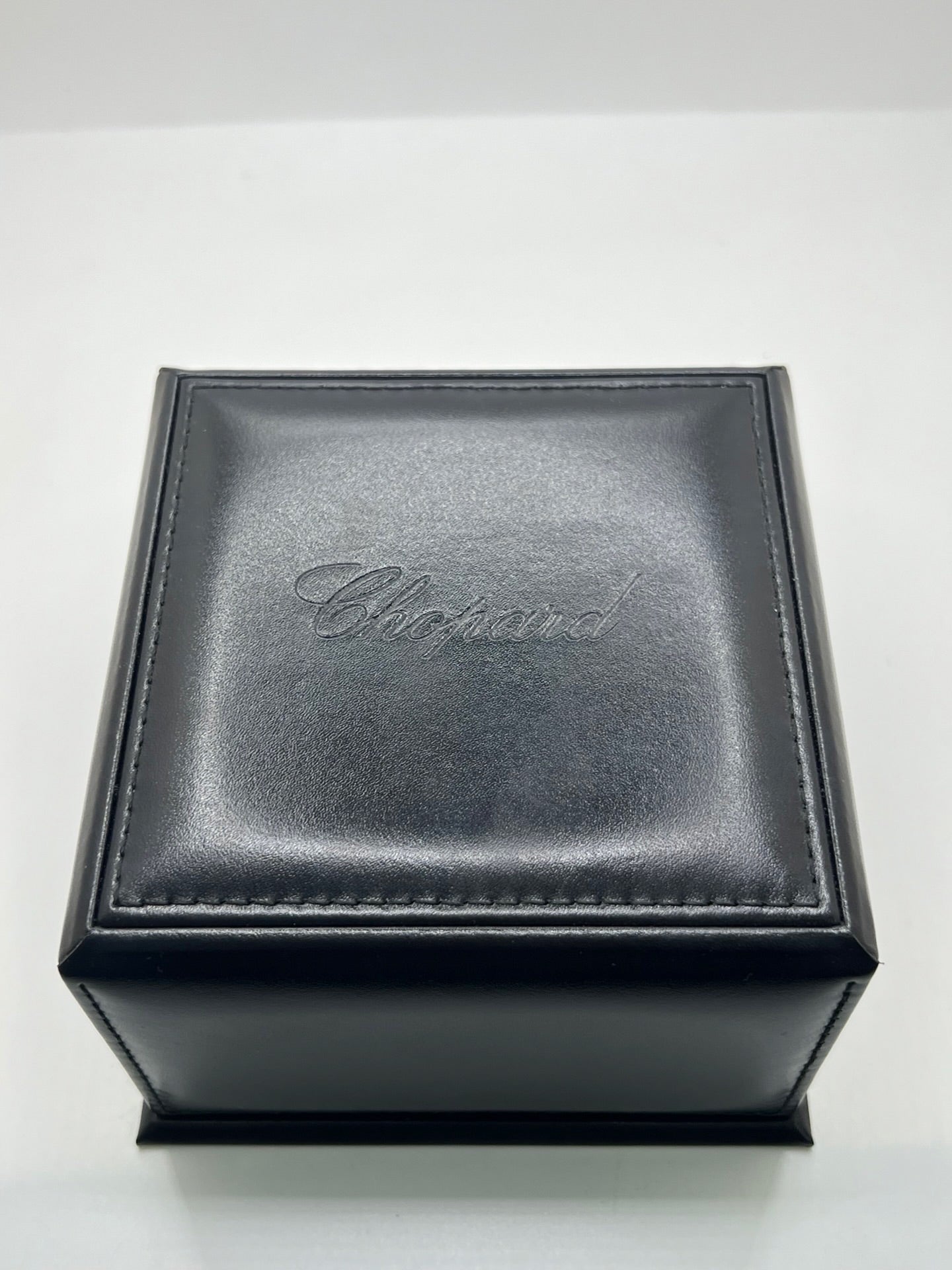 Montre Chopard St. Moritz référence 8386 en acier avec boîtier de 37 mm, animée par un mouvement automatique équipé du calibre 1185. Son cadran bleu à chiffres romains est protégé par un verre saphir et complété par un bracelet en acier avec boucle déployante. Dotée des fonctions chronographe et date, cette montre Chopard d'occasion est en très bon état, révisée en interne et livrée avec son coffret d'origine, sans papiers.