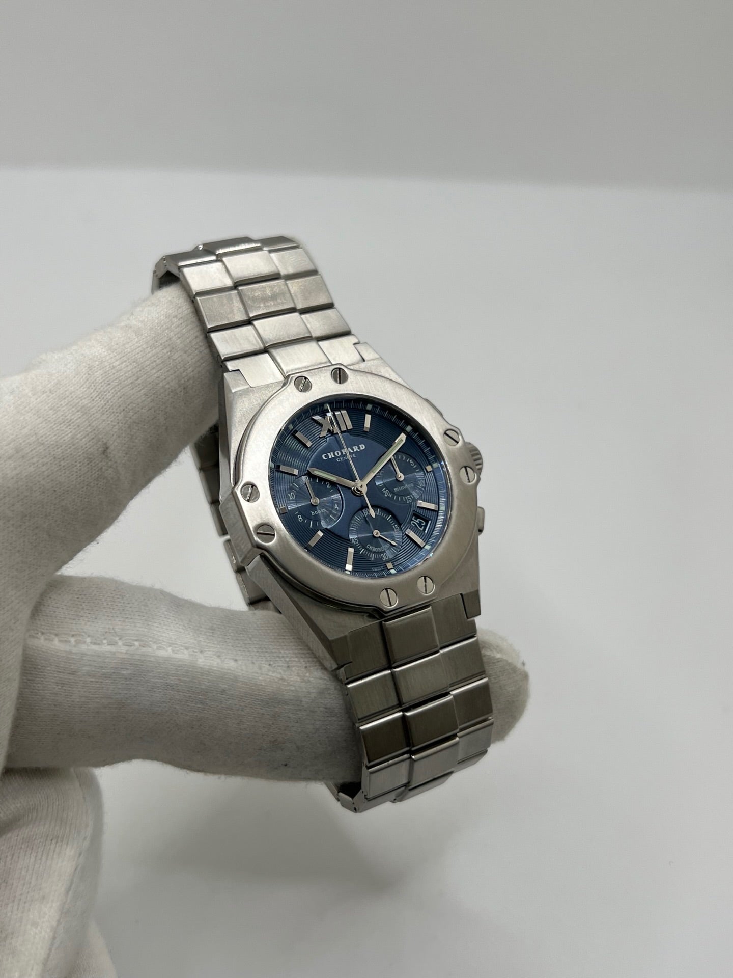 Montre Chopard St. Moritz référence 8386 en acier avec boîtier de 37 mm, animée par un mouvement automatique équipé du calibre 1185. Son cadran bleu à chiffres romains est protégé par un verre saphir et complété par un bracelet en acier avec boucle déployante. Dotée des fonctions chronographe et date, cette montre Chopard d'occasion est en très bon état, révisée en interne et livrée avec son coffret d'origine, sans papiers.