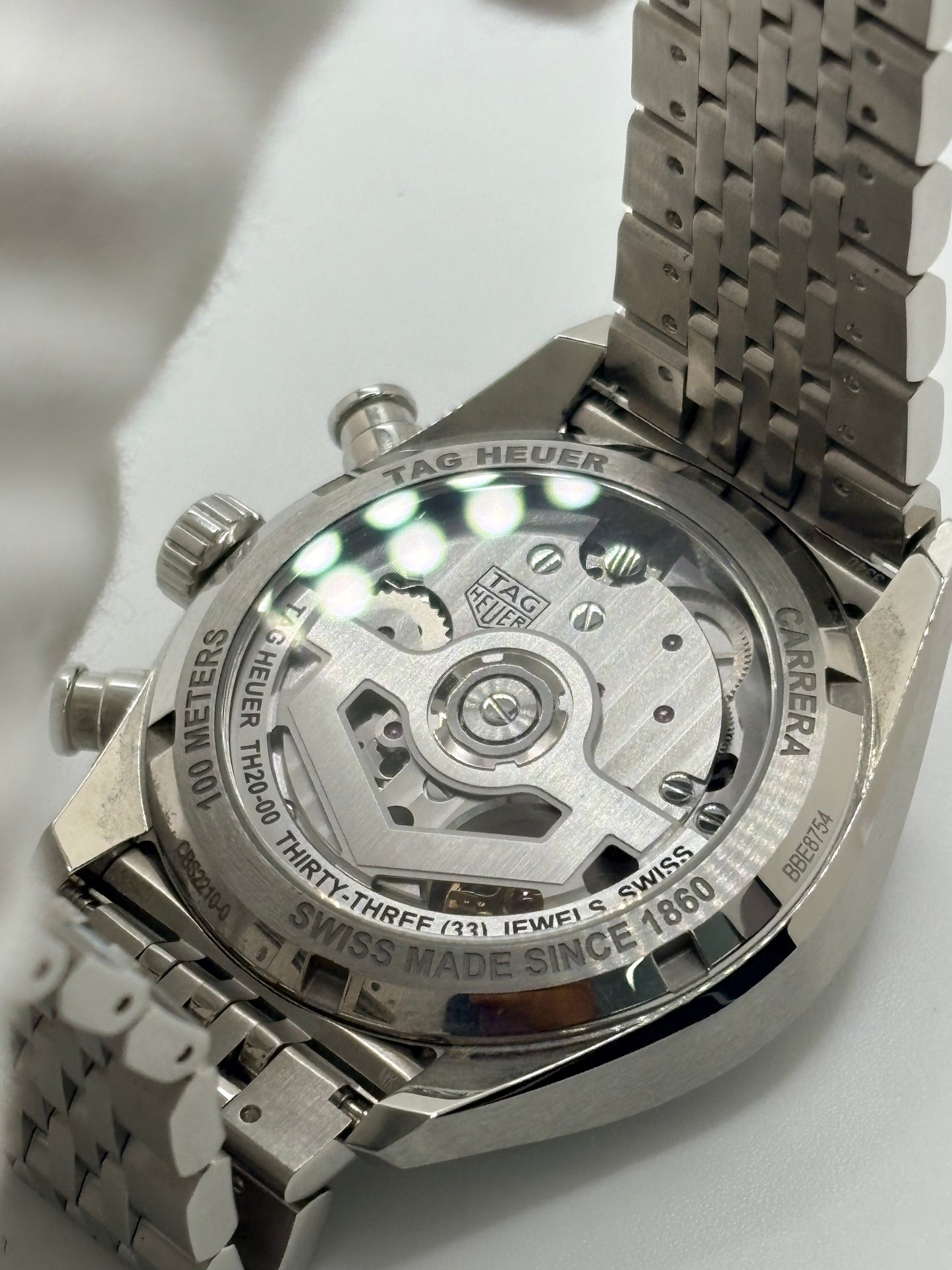 Découvrez la montre d'occasion TAG Heuer Carrera CBS2210.BA0048 en très bon état. Ce chronographe automatique pour homme mesure 39 mm de diamètre et présente un boîtier en acier, un verre saphir ainsi qu'un cadran noir élégant. Il est animé par le calibre TH20-00 performant, offrant 80 heures de réserve de marche avec fonction date et tachymètre. Ce garde-temps révisé en 2026 est livré complet avec son coffret d'origine et ses papiers. Une pièce horlogère d'exception disponible à Paris.