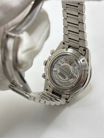 Montre Bell & Ross BR V2 Chronograph Heritage référence BRV2-94-S équipée d'un mouvement automatique. Son boîtier en acier de 41 mm est associé à un bracelet en acier argenté avec boucle déployante double plis. Le cadran doré à chiffres arabes est protégé par un verre minéral et intègre les fonctions chronographe et date. Cette montre d'occasion, révisée en interne et proposée en très bon état, allie esprit aviation, design vintage et précision horlogère suisse.