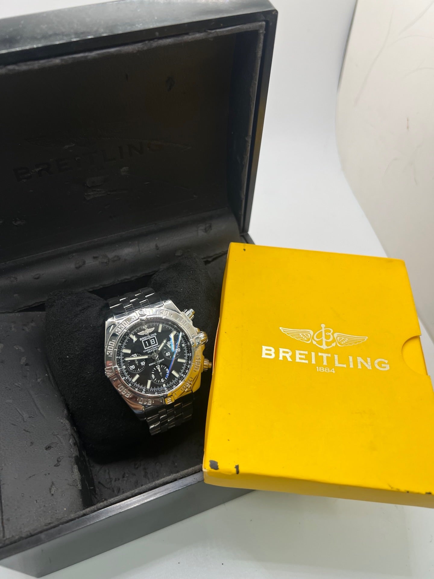 Breitling Blackbird référence A44359, chronographe automatique pour homme avec boîtier en acier de 44 mm et bracelet acier assorti. Cadran noir sans chiffres offrant une lecture claire, protégé par un verre saphir résistant aux rayures. Lunette acier et étanchéité jusqu’à 30 ATM. Équipée du calibre Breitling 44 avec réserve de marche d’environ 42 heures, fonction chronographe et date. Modèle de 2010 en très bon état, révisé, livré avec coffret et papiers d’origine.
