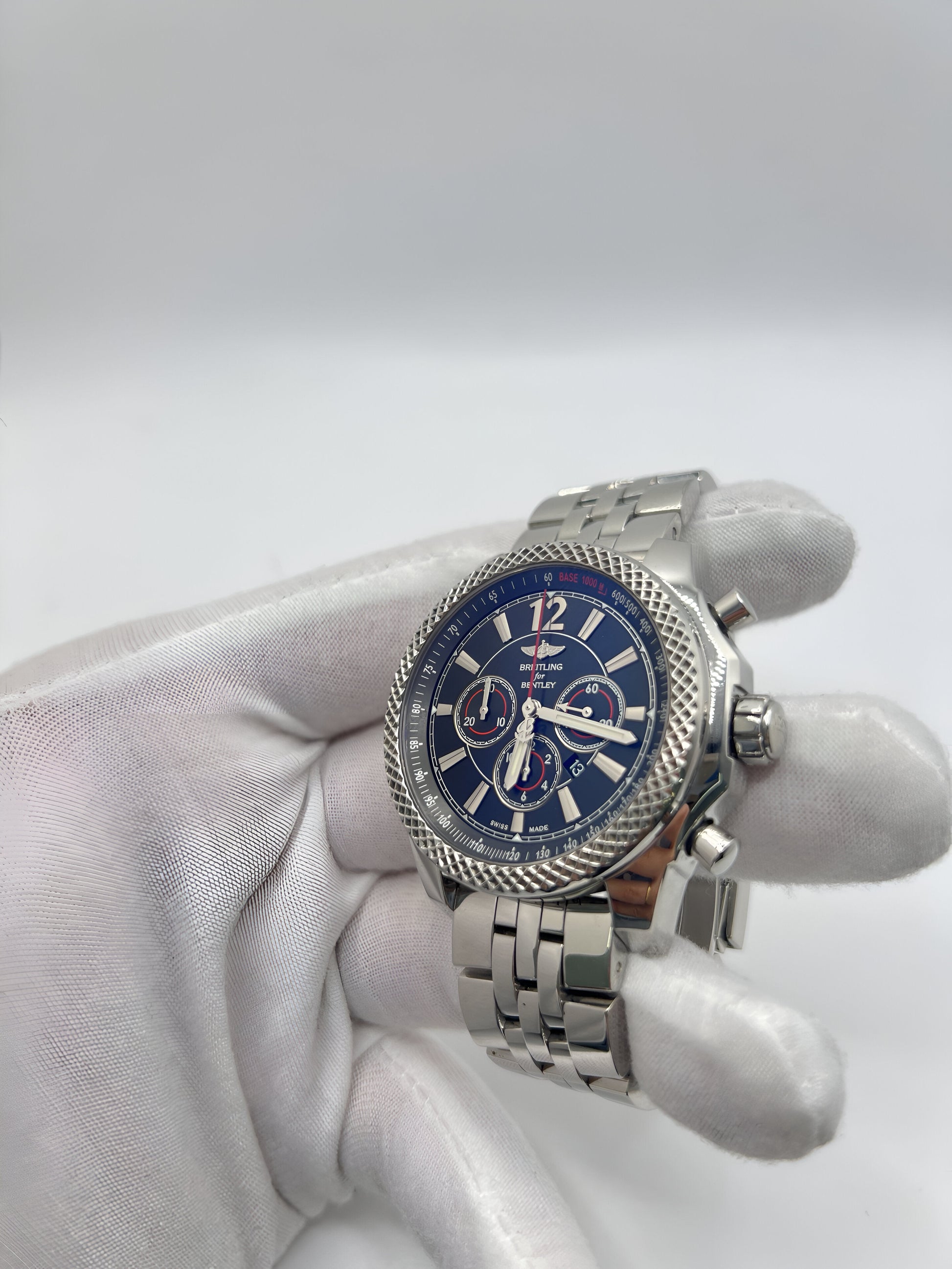 Découvrez la Breitling Bentley Barnato 42, un chronographe d’exception alliant performance et élégance. Inspirée par l’univers automobile Bentley, cette montre de prestige est dotée d’un design raffiné et d’une mécanique de haute précision. Livrée avec sa boîte d’origine, elle constitue un choix idéal pour les amateurs de montres de luxe et les collectionneurs exigeants.