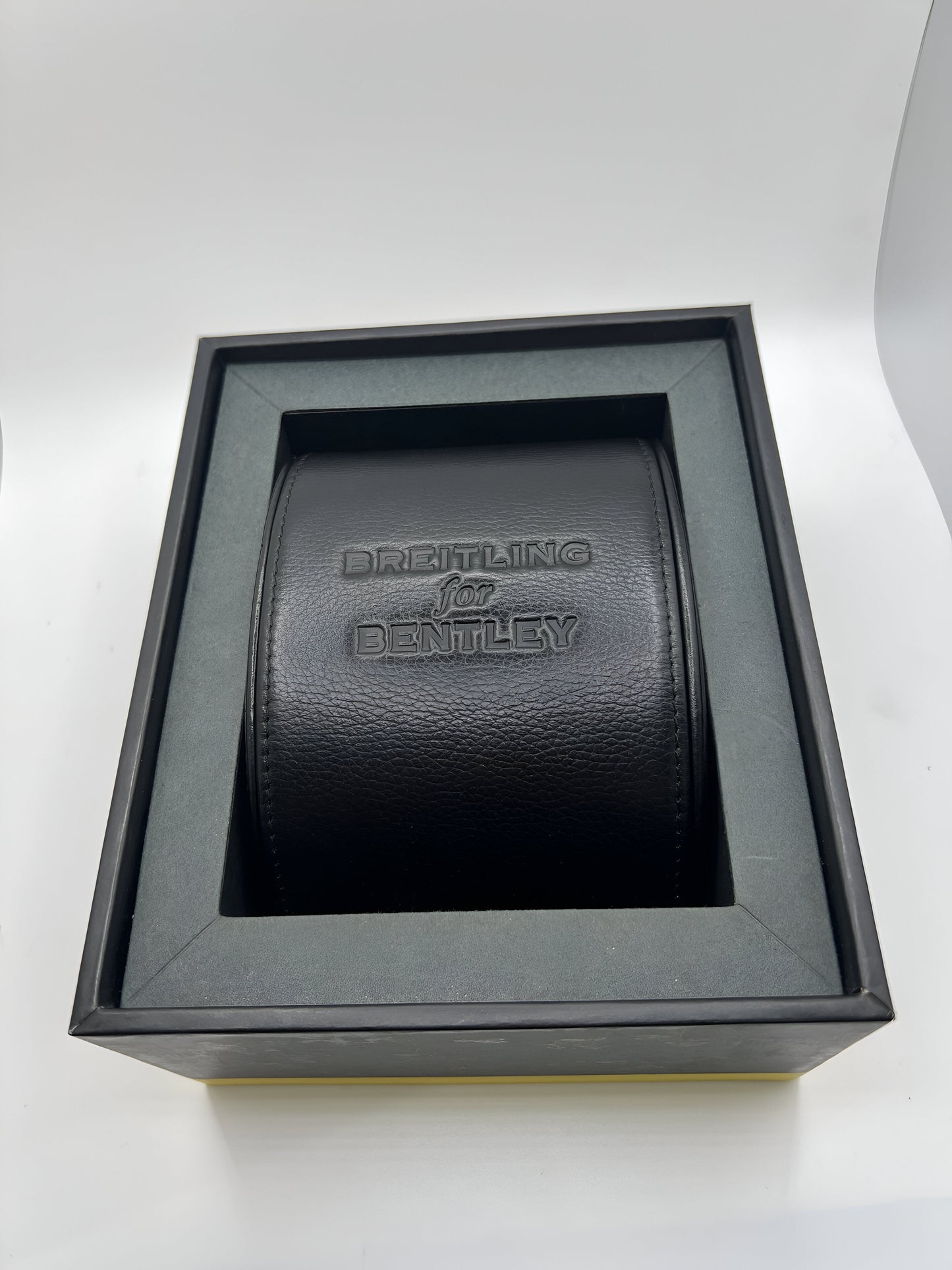 Découvrez la Breitling Bentley Barnato 42, un chronographe d’exception alliant performance et élégance. Inspirée par l’univers automobile Bentley, cette montre de prestige est dotée d’un design raffiné et d’une mécanique de haute précision. Livrée avec sa boîte d’origine, elle constitue un choix idéal pour les amateurs de montres de luxe et les collectionneurs exigeants.