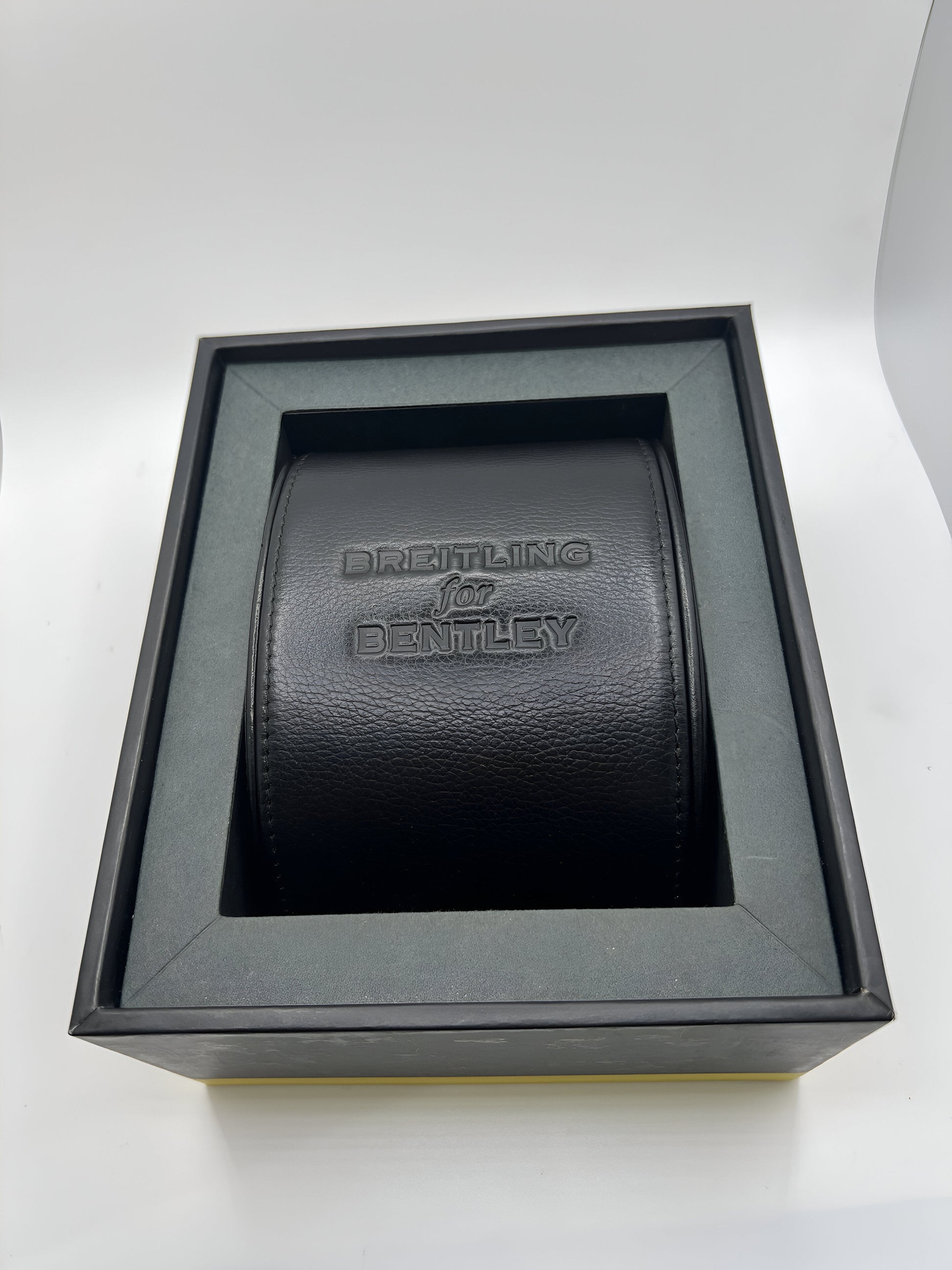 Découvrez la Breitling Bentley Barnato 42, un chronographe d’exception alliant performance et élégance. Inspirée par l’univers automobile Bentley, cette montre de prestige est dotée d’un design raffiné et d’une mécanique de haute précision. Livrée avec sa boîte d’origine, elle constitue un choix idéal pour les amateurs de montres de luxe et les collectionneurs exigeants.