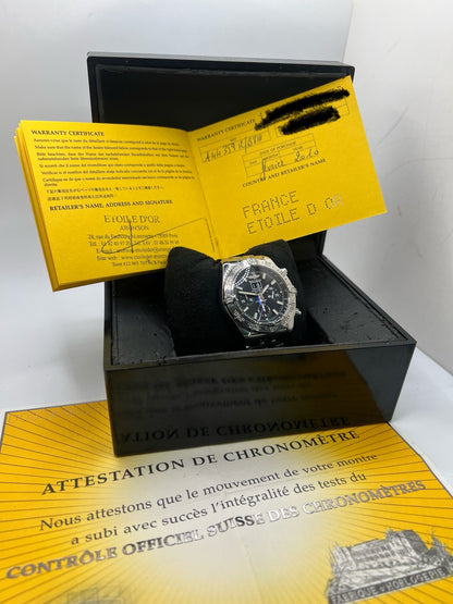 Breitling Blackbird référence A44359, chronographe automatique pour homme avec boîtier en acier de 44 mm et bracelet acier assorti. Cadran noir sans chiffres offrant une lecture claire, protégé par un verre saphir résistant aux rayures. Lunette acier et étanchéité jusqu’à 30 ATM. Équipée du calibre Breitling 44 avec réserve de marche d’environ 42 heures, fonction chronographe et date. Modèle de 2010 en très bon état, révisé, livré avec coffret et papiers d’origine.