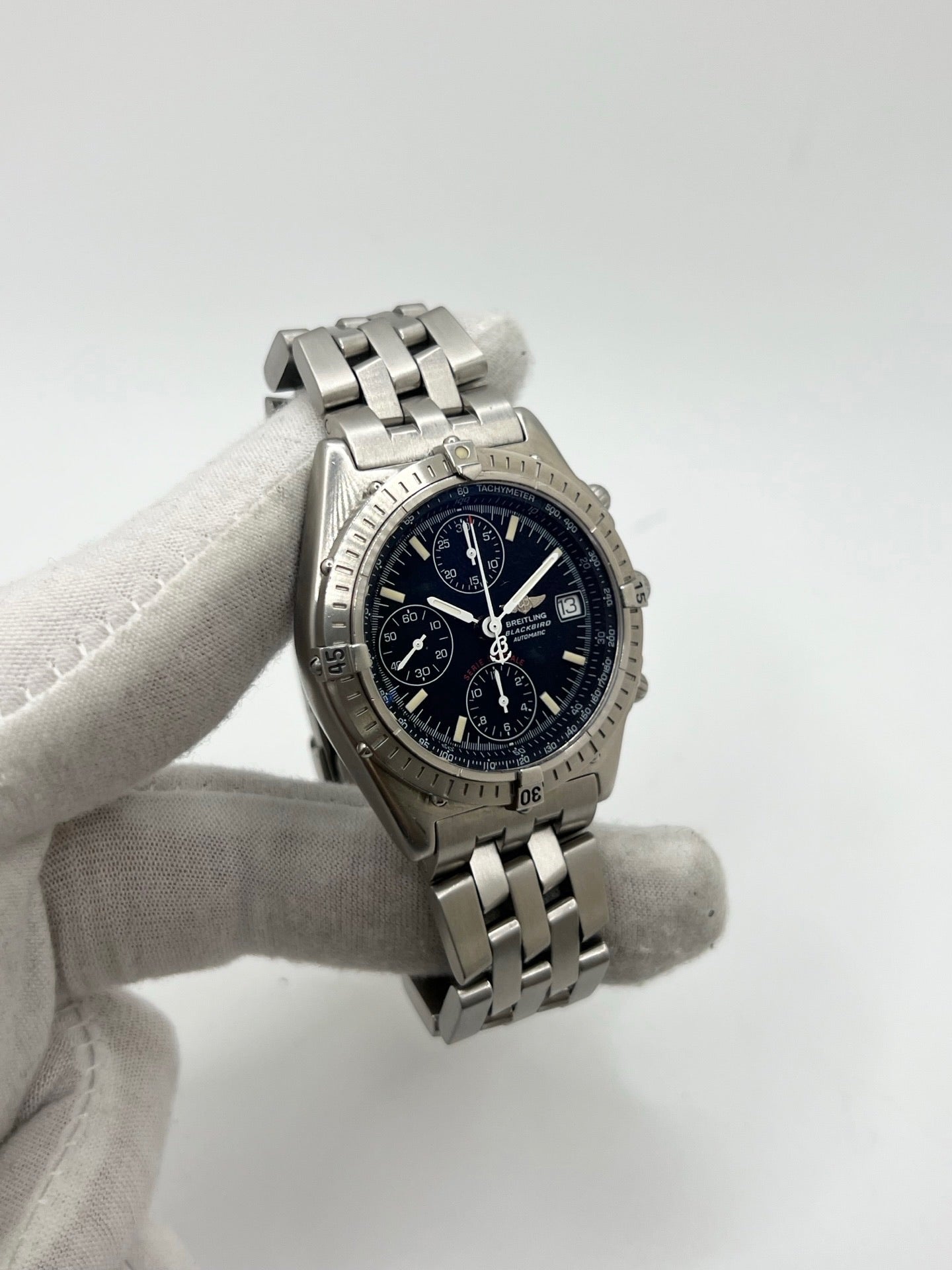 Montre chronographe Breitling Blackbird référence A13050.1 en acier avec cadran noir, bracelet acier assorti et verre saphir. Boîtier robuste de 39 mm avec lunette acier et fonction date. Mouvement automatique calibre 13 basé sur Valjoux 7750 offrant 42 heures de réserve de marche. Montre homme élégante et sportive, étanche 10 ATM, idéale pour collectionneur ou usage quotidien. Modèle emblématique Breitling au style intemporel.