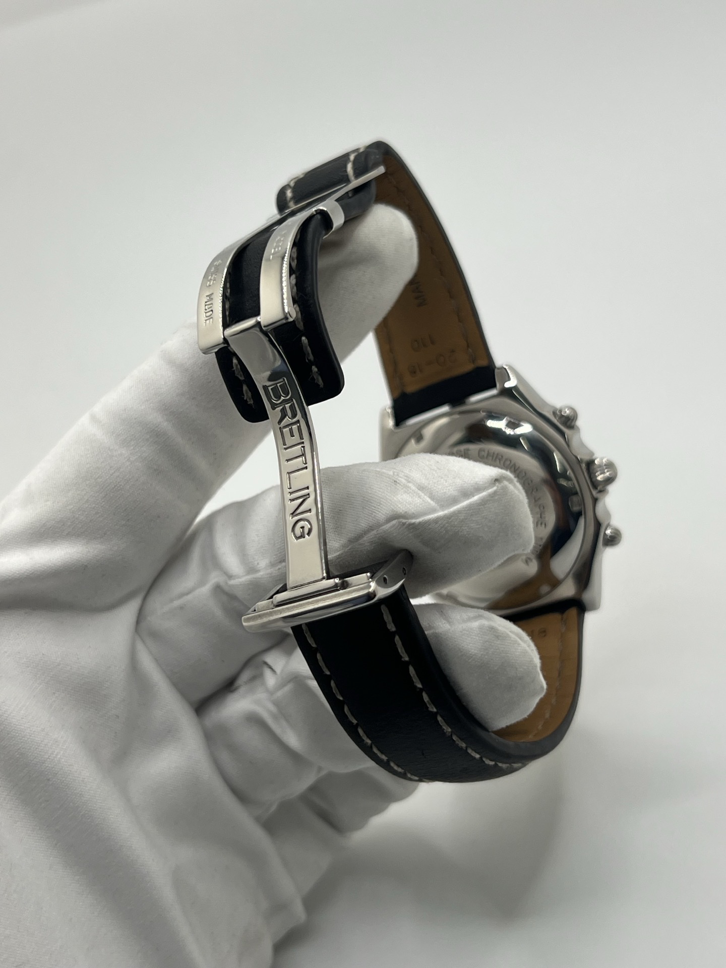 Chronographe Breitling Chronomat référence D13048, montre de luxe suisse emblématique au design sportif et élégant. Ce modèle présente un boîtier robuste, une lunette caractéristique de la collection Chronomat et un cadran avec compteurs de chronographe offrant une excellente lisibilité. Appréciée des passionnés d’horlogerie, la Breitling Chronomat incarne la précision, la fiabilité et le savoir-faire horloger suisse.