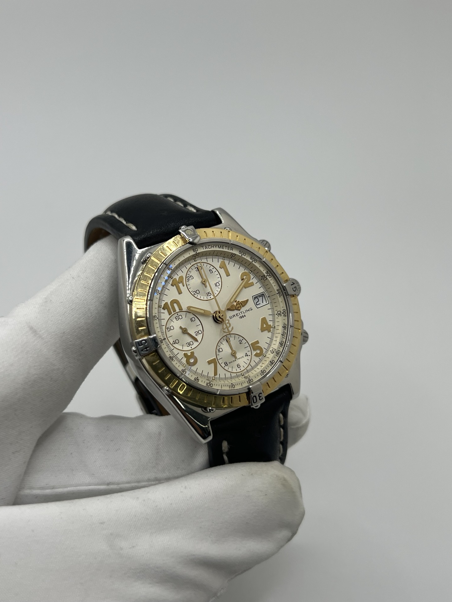 Chronographe Breitling Chronomat référence D13048, montre de luxe suisse emblématique au design sportif et élégant. Ce modèle présente un boîtier robuste, une lunette caractéristique de la collection Chronomat et un cadran avec compteurs de chronographe offrant une excellente lisibilité. Appréciée des passionnés d’horlogerie, la Breitling Chronomat incarne la précision, la fiabilité et le savoir-faire horloger suisse.