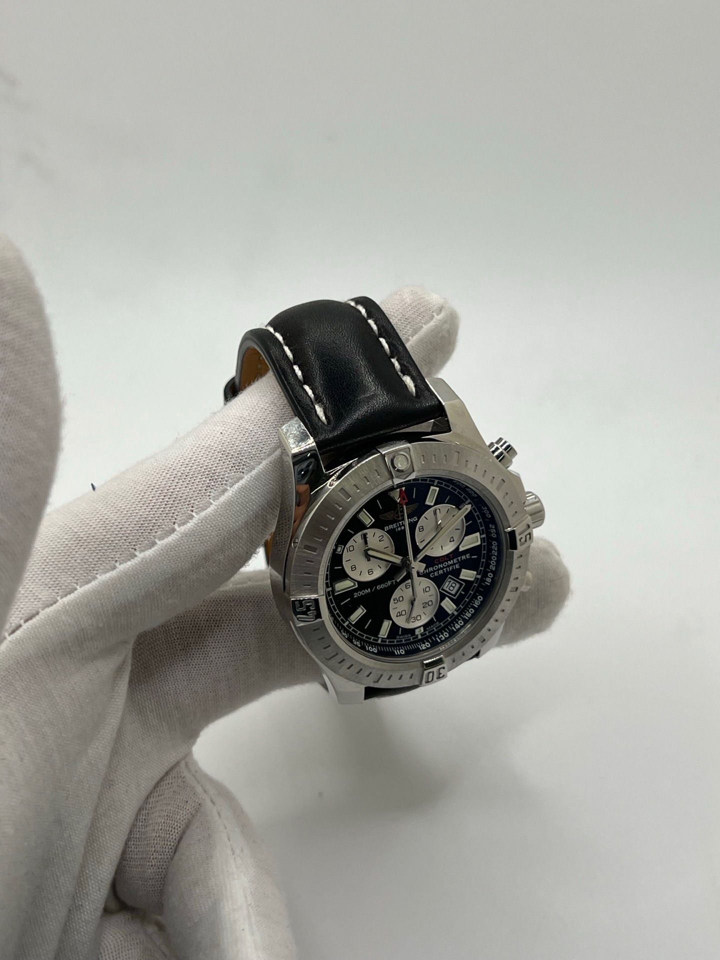 Montre Breitling Colt Chronograph A7338811/BD43 pour homme, chronographe à quartz avec boîtier en acier de 44 mm, cadran noir et bracelet en cuir noir. Modèle sportif et élégant, étanche à 20 ATM, avec fonction date et tachymètre. Livrée avec coffret et papiers d’origine, en excellent état, révisée en 2025 à Paris.