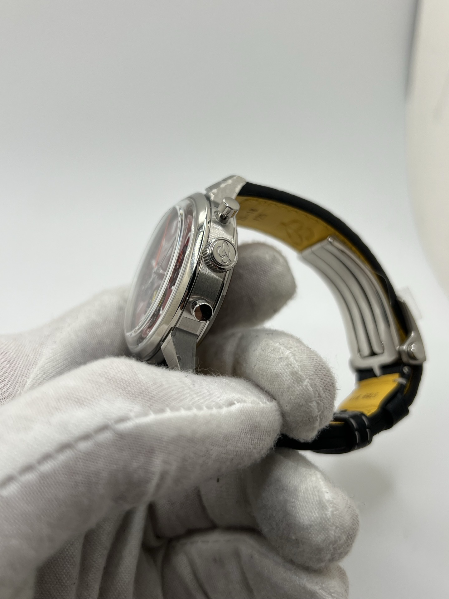 Montre chronographe inspirée de l’univers automobile, dotée d’un boîtier en acier au design rétro, d’un cadran contrasté avec compteurs bicompax et d’une échelle tachymétrique rappelant les tableaux de bord vintage. Mouvement mécanique à remontage automatique offrant précision et réserve de marche confortable. Bracelet en cuir perforé renforçant l’esthétique racing. Garde-temps élégant et sportif, pensé pour les amateurs de montres de caractère et de mécanique de légende.