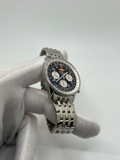 Montre chronographe automatique Breitling Navitimer 01 référence AB012012/BB02 en acier, boîtier de 43 mm avec cadran noir emblématique et règle à calcul circulaire. Modèle iconique équipé du calibre manufacture Breitling 01 offrant 70 heures de réserve de marche. Bracelet en acier avec boucle déployante. Montre homme d’occasion en très bon état, révisée par le fabricant, livrée avec coffret et papiers d’origine.