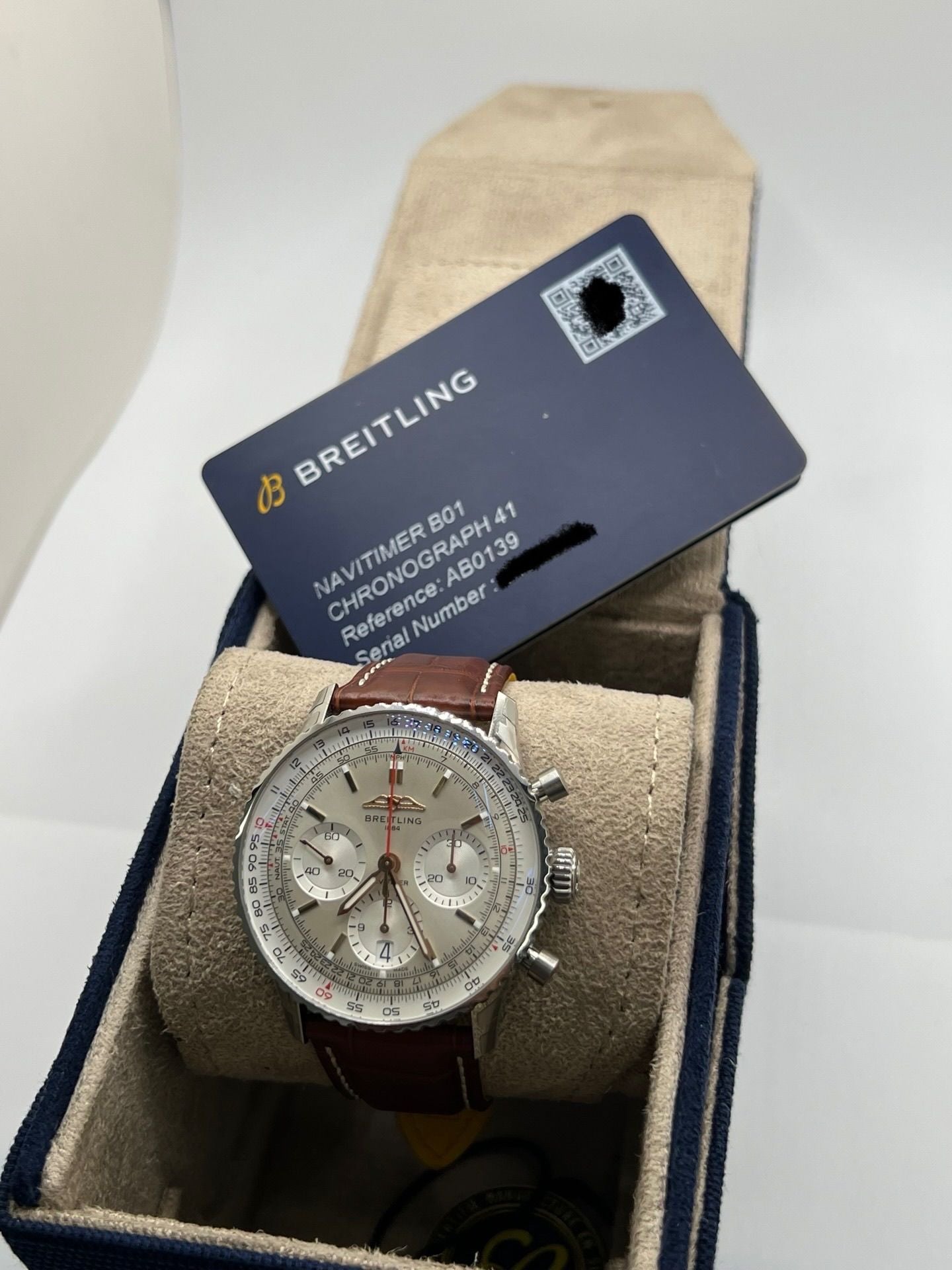 Montre de luxe Breitling Navitimer 1 B01 Chronograph référence AB0139211G1P1 en acier, équipée d’un mouvement automatique avec réserve de marche de 70 heures. Boîtier de 41 mm, cadran argent, verre saphir et bracelet en cuir de crocodile brun. Chronographe précis, étanchéité 3 ATM, modèle neuf livré avec coffret et papiers d’origine.