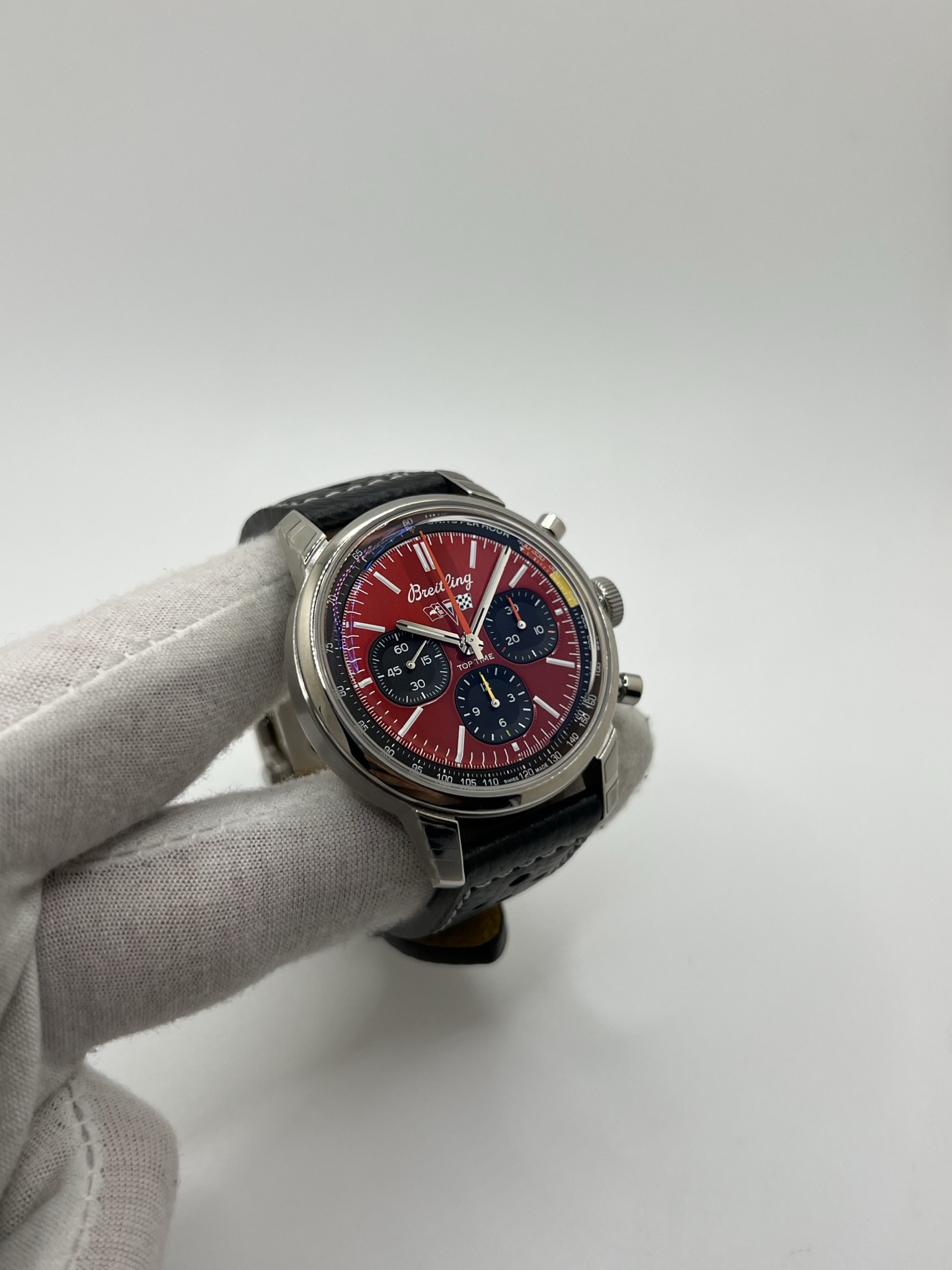 Montre chronographe inspirée de l’univers automobile, dotée d’un boîtier en acier au design rétro, d’un cadran contrasté avec compteurs bicompax et d’une échelle tachymétrique rappelant les tableaux de bord vintage. Mouvement mécanique à remontage automatique offrant précision et réserve de marche confortable. Bracelet en cuir perforé renforçant l’esthétique racing. Garde-temps élégant et sportif, pensé pour les amateurs de montres de caractère et de mécanique de légende.