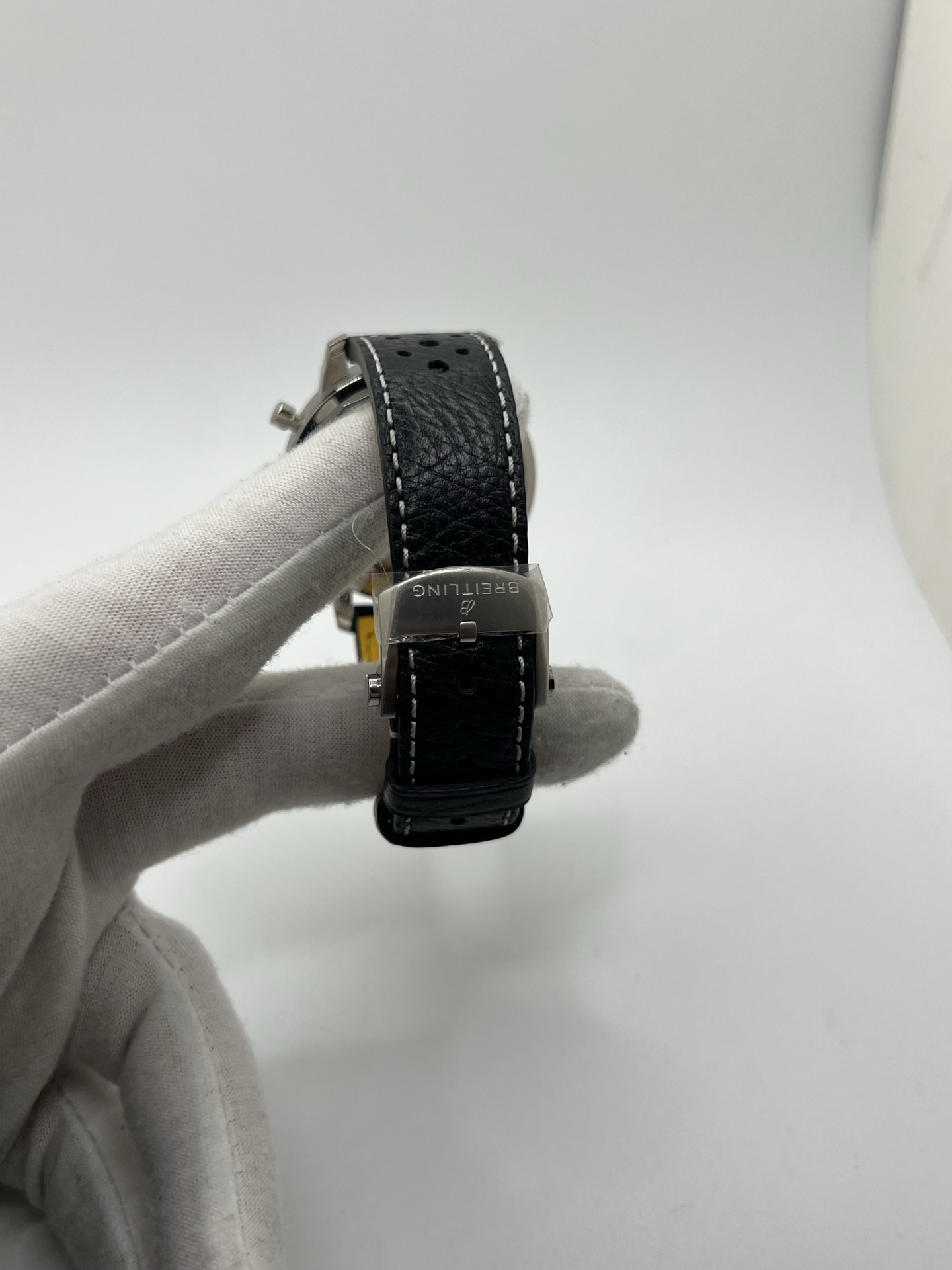 Montre chronographe inspirée de l’univers automobile, dotée d’un boîtier en acier au design rétro, d’un cadran contrasté avec compteurs bicompax et d’une échelle tachymétrique rappelant les tableaux de bord vintage. Mouvement mécanique à remontage automatique offrant précision et réserve de marche confortable. Bracelet en cuir perforé renforçant l’esthétique racing. Garde-temps élégant et sportif, pensé pour les amateurs de montres de caractère et de mécanique de légende.