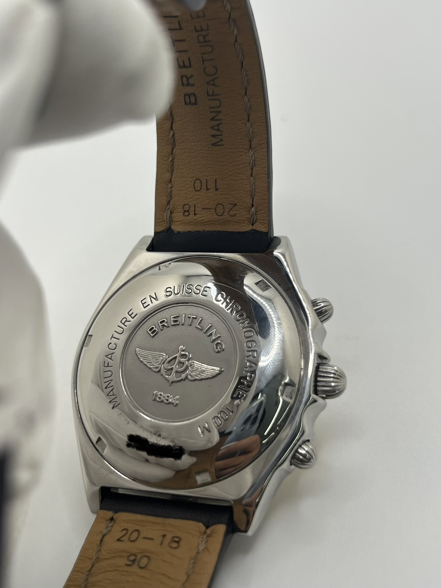 Chronographe Breitling Chronomat référence D13048, montre de luxe suisse emblématique au design sportif et élégant. Ce modèle présente un boîtier robuste, une lunette caractéristique de la collection Chronomat et un cadran avec compteurs de chronographe offrant une excellente lisibilité. Appréciée des passionnés d’horlogerie, la Breitling Chronomat incarne la précision, la fiabilité et le savoir-faire horloger suisse.