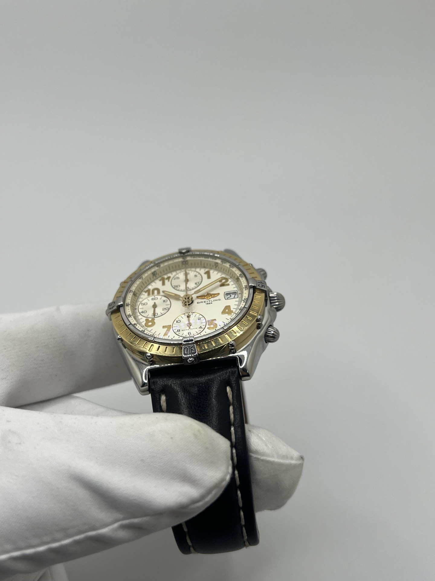 Chronographe Breitling Chronomat référence D13048, montre de luxe suisse emblématique au design sportif et élégant. Ce modèle présente un boîtier robuste, une lunette caractéristique de la collection Chronomat et un cadran avec compteurs de chronographe offrant une excellente lisibilité. Appréciée des passionnés d’horlogerie, la Breitling Chronomat incarne la précision, la fiabilité et le savoir-faire horloger suisse.
