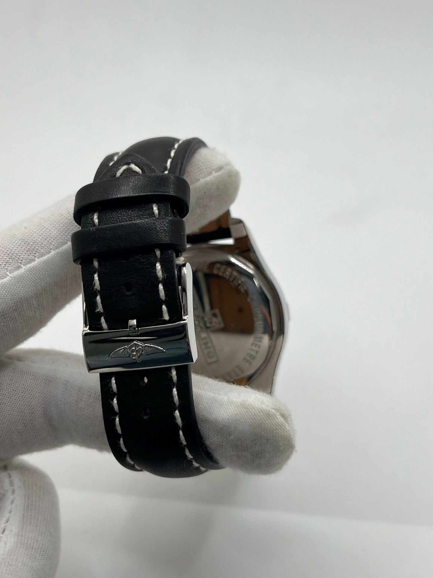 Montre Breitling Colt Chronograph A7338811/BD43 pour homme, chronographe à quartz avec boîtier en acier de 44 mm, cadran noir et bracelet en cuir noir. Modèle sportif et élégant, étanche à 20 ATM, avec fonction date et tachymètre. Livrée avec coffret et papiers d’origine, en excellent état, révisée en 2025 à Paris.