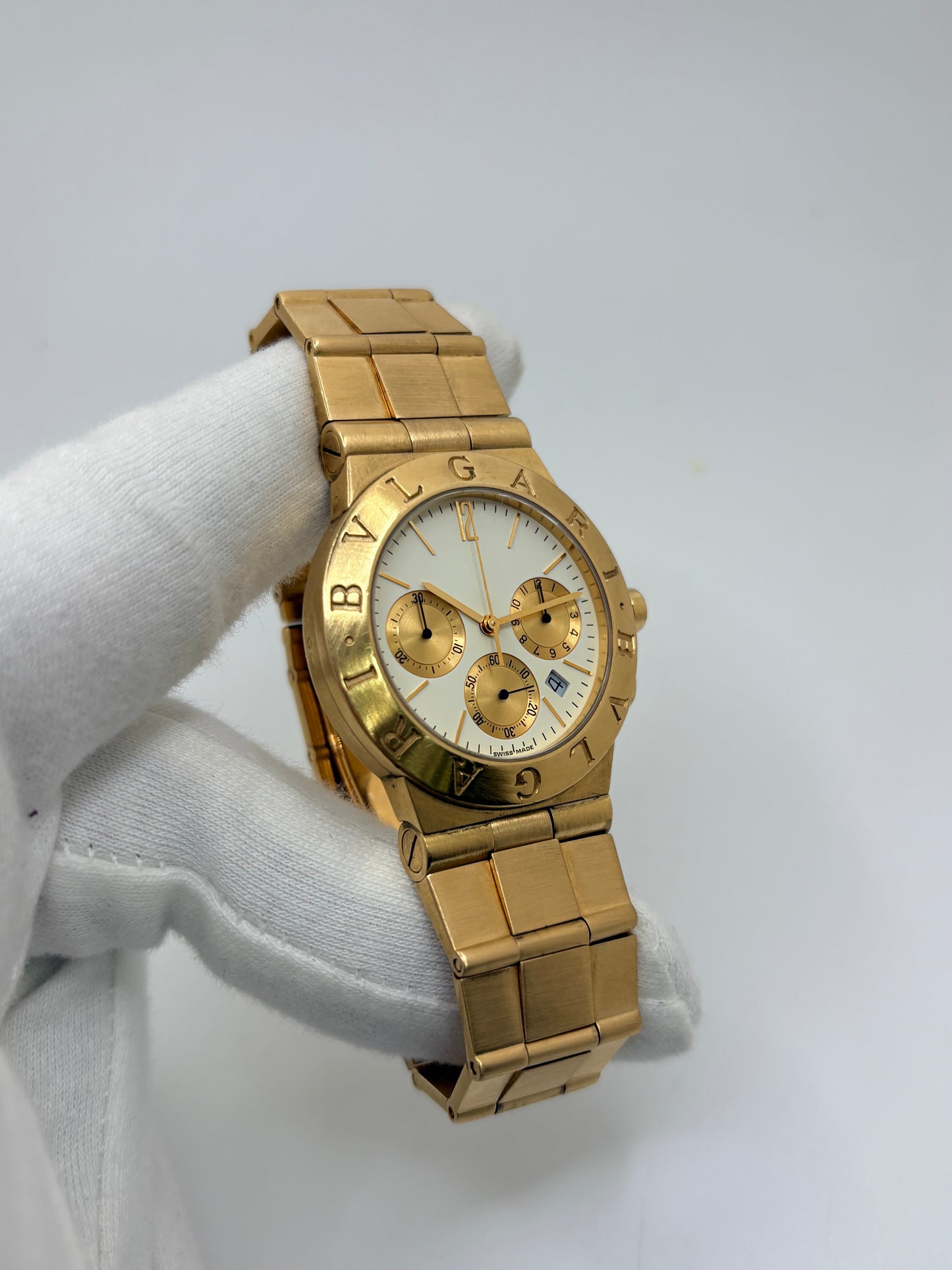 Montre Bulgari Diagono référence CH 35 G en or jaune avec boîtier de 35 mm, d'année inconnue et animée par un mouvement à quartz d'exception comptant 22 pierres. Son cadran blanc à index bâtons avec chronographe et dateur est protégé par un verre saphir et complété par un bracelet en or jaune avec boucle pliante. Cette montre Bulgari d'occasion est en très bon état, révisée en interne et livrée avec son coffret d'origine. Une pièce d'exception disponible à Paris.