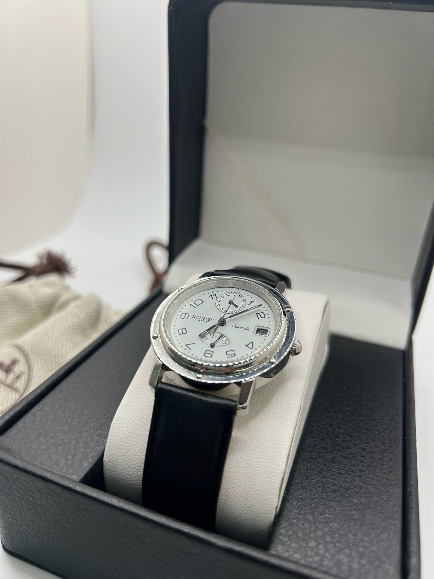 Découvrez la montre Hermès Clipper CL5.710, un garde-temps emblématique alliant élégance et robustesse. Ce modèle Hermès CL5.710 séduit par son design intemporel. La Clipper CL5.710 Hermès, référence prisée des amateurs, incarne le savoir-faire horloger de la maison Hermès dans une version sportive et raffinée.