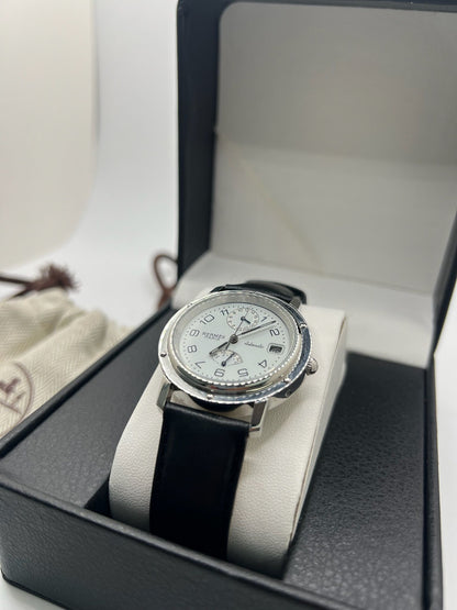 Découvrez la montre Hermès Clipper CL5.710, un garde-temps emblématique alliant élégance et robustesse. Ce modèle Hermès CL5.710 séduit par son design intemporel. La Clipper CL5.710 Hermès, référence prisée des amateurs, incarne le savoir-faire horloger de la maison Hermès dans une version sportive et raffinée.