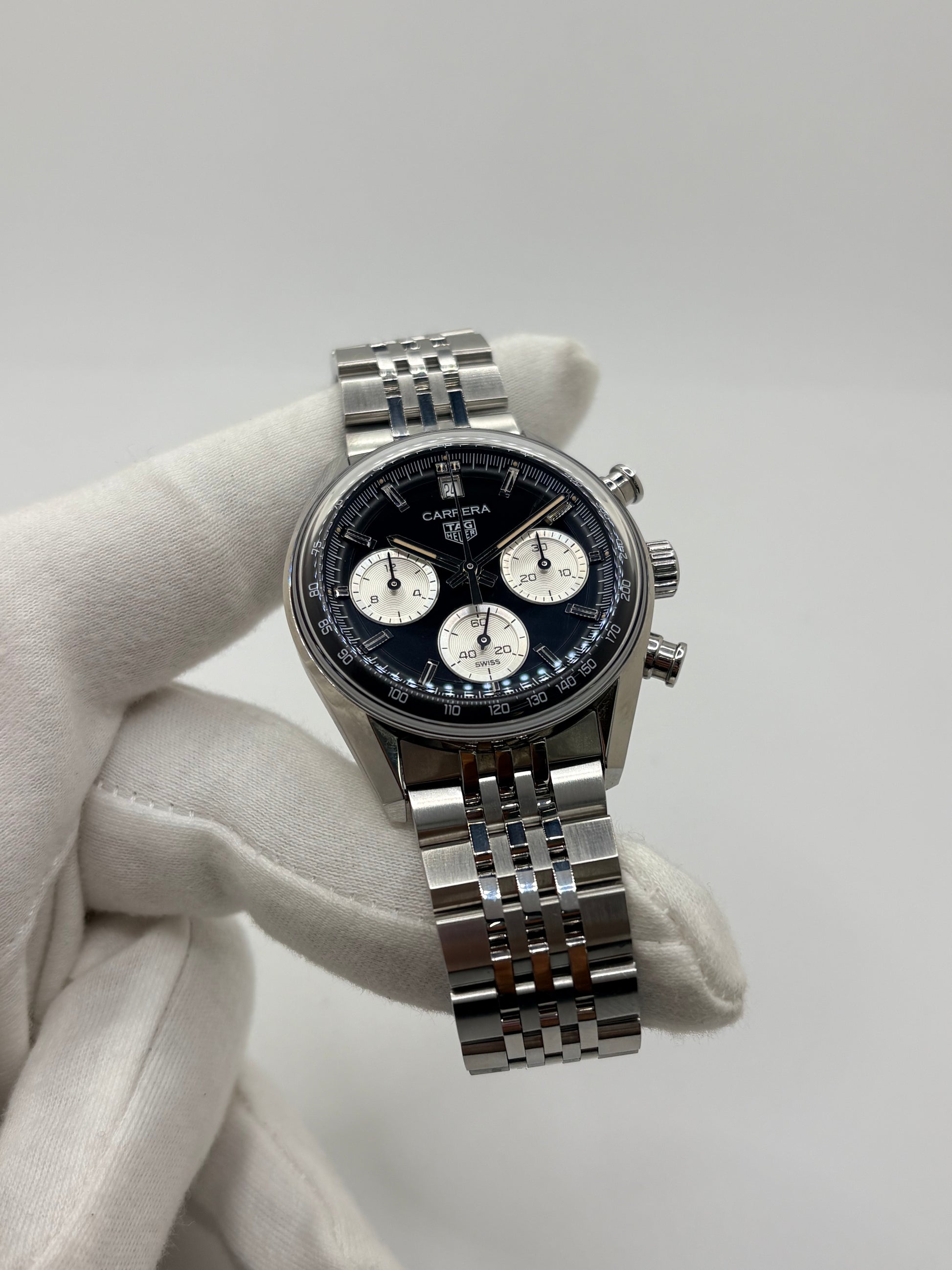 Découvrez la montre d'occasion TAG Heuer Carrera CBS2210.BA0048 en très bon état. Ce chronographe automatique pour homme mesure 39 mm de diamètre et présente un boîtier en acier, un verre saphir ainsi qu'un cadran noir élégant. Il est animé par le calibre TH20-00 performant, offrant 80 heures de réserve de marche avec fonction date et tachymètre. Ce garde-temps révisé en 2026 est livré complet avec son coffret d'origine et ses papiers. Une pièce horlogère d'exception disponible à Paris.