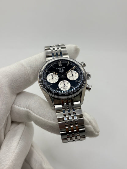 Découvrez la montre d'occasion TAG Heuer Carrera CBS2210.BA0048 en très bon état. Ce chronographe automatique pour homme mesure 39 mm de diamètre et présente un boîtier en acier, un verre saphir ainsi qu'un cadran noir élégant. Il est animé par le calibre TH20-00 performant, offrant 80 heures de réserve de marche avec fonction date et tachymètre. Ce garde-temps révisé en 2026 est livré complet avec son coffret d'origine et ses papiers. Une pièce horlogère d'exception disponible à Paris.
