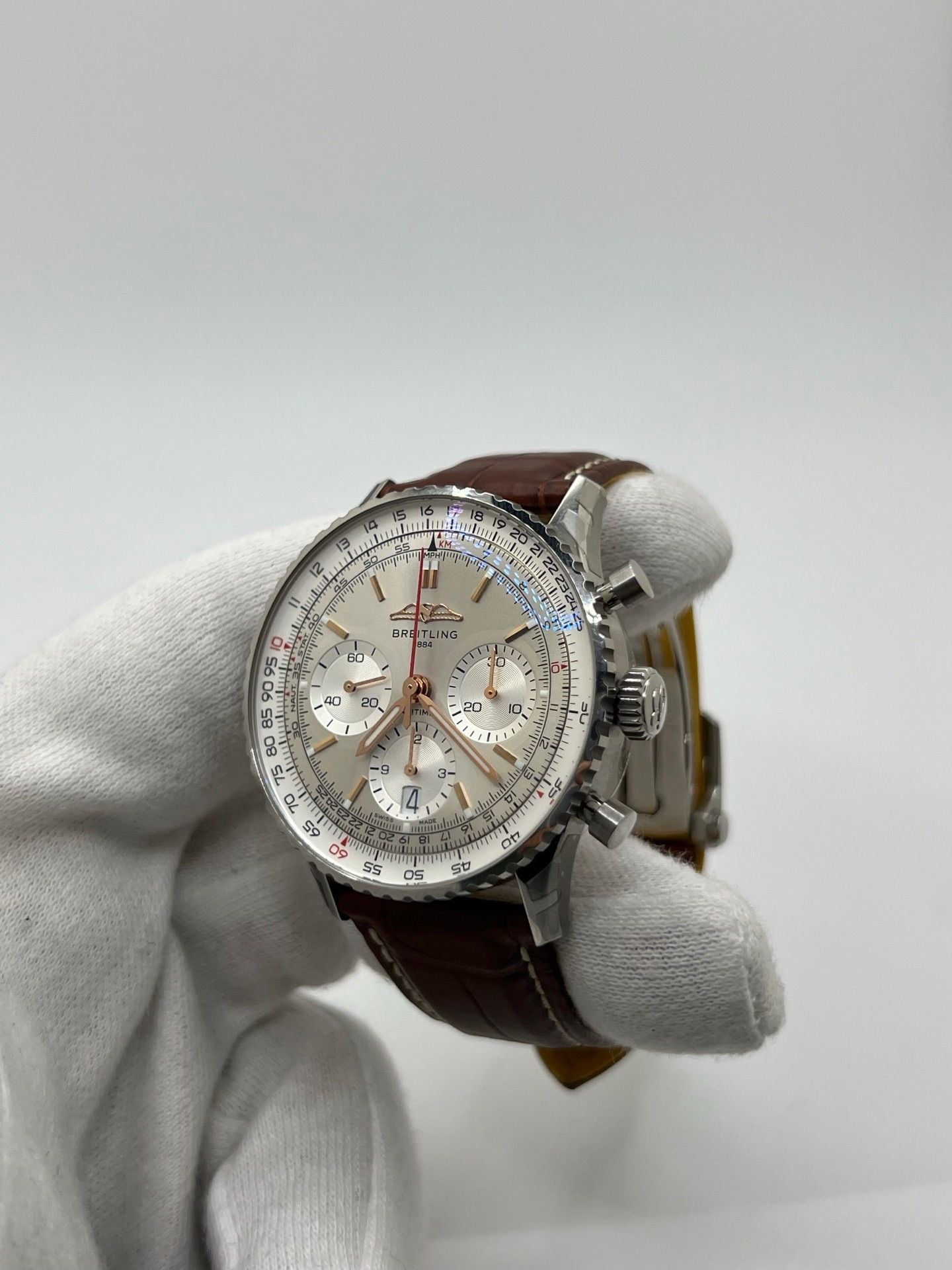 Montre de luxe Breitling Navitimer 1 B01 Chronograph référence AB0139211G1P1 en acier, équipée d’un mouvement automatique avec réserve de marche de 70 heures. Boîtier de 41 mm, cadran argent, verre saphir et bracelet en cuir de crocodile brun. Chronographe précis, étanchéité 3 ATM, modèle neuf livré avec coffret et papiers d’origine.