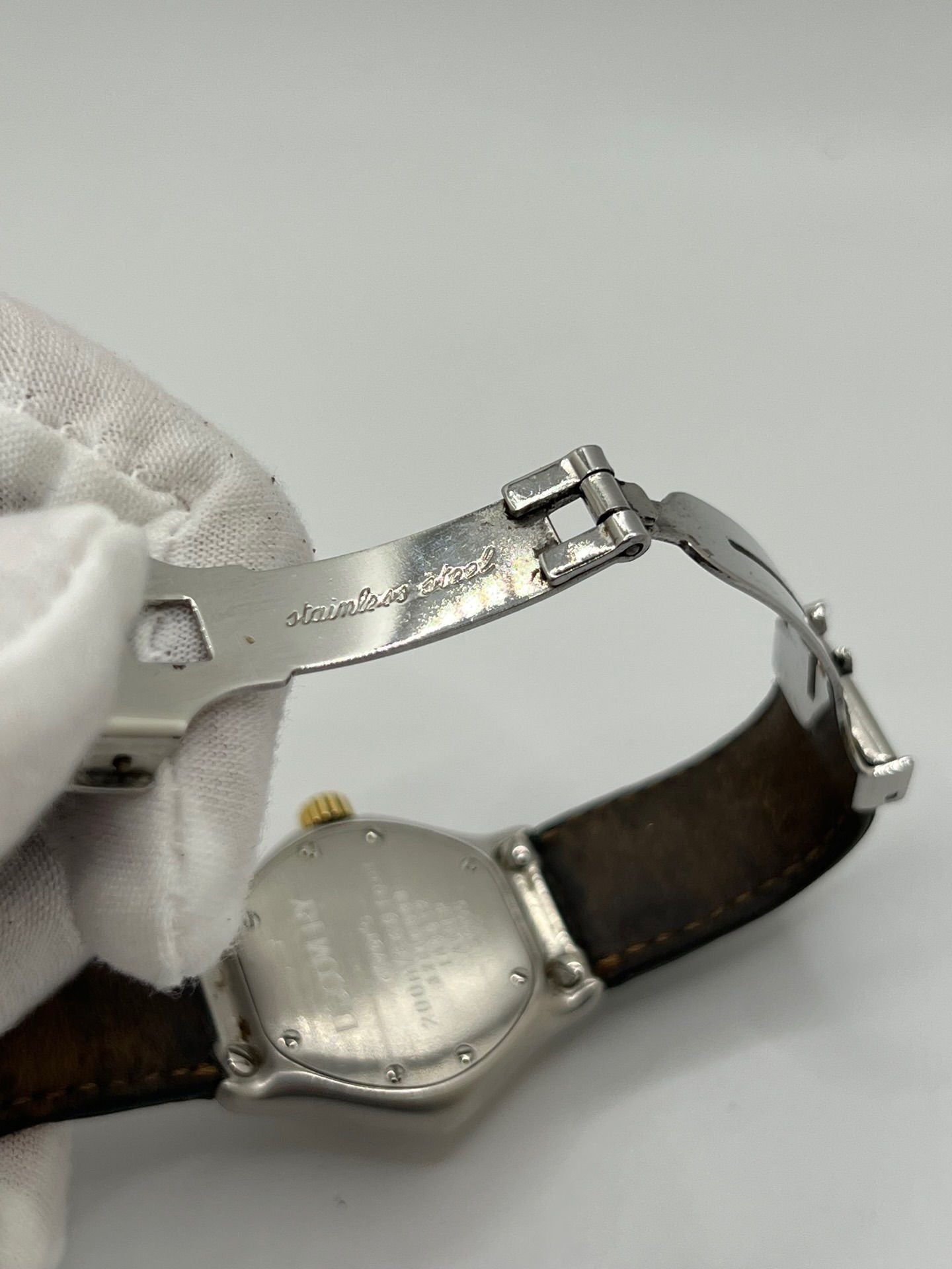 Découvrez l’Ebel Discovery Gold Lady, une montre raffinée qui allie élégance et performance. Conçue pour sublimer le poignet féminin, elle se distingue par son design sophistiqué et son boîtier doré, symbole de luxe et de distinction. Véritable chef-d’œuvre horloger, cette montre Ebel incarne le parfait équilibre entre modernité et tradition. Idéale pour les passionnées de haute horlogerie à la recherche d’un garde-temps unique.