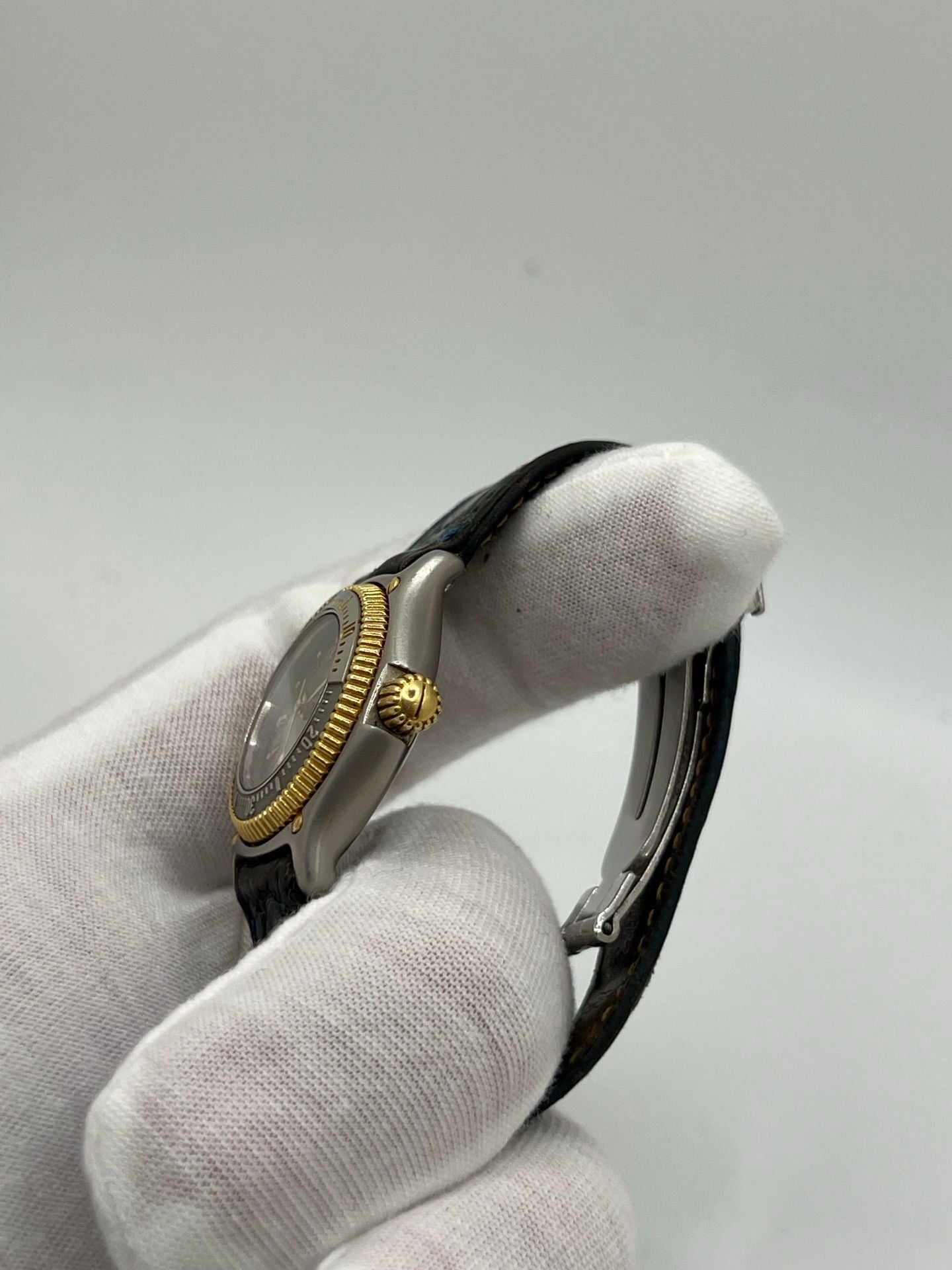 Découvrez l’Ebel Discovery Gold Lady, une montre raffinée qui allie élégance et performance. Conçue pour sublimer le poignet féminin, elle se distingue par son design sophistiqué et son boîtier doré, symbole de luxe et de distinction. Véritable chef-d’œuvre horloger, cette montre Ebel incarne le parfait équilibre entre modernité et tradition. Idéale pour les passionnées de haute horlogerie à la recherche d’un garde-temps unique.