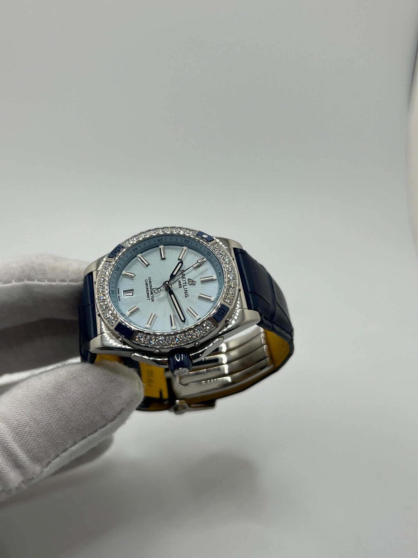 Montre Breitling Chronomat A17356531C1P1 en acier avec cadran bleu et bracelet en cuir de crocodile bleu. Modèle automatique avec réserve de marche de 38h, étanche 10 ATM et verre saphir. Édition diamantée élégante, idéale pour collectionneurs. Style luxueux et finition raffinée, état d’occasion très bon. Sans coffret ni papiers d’origine. 