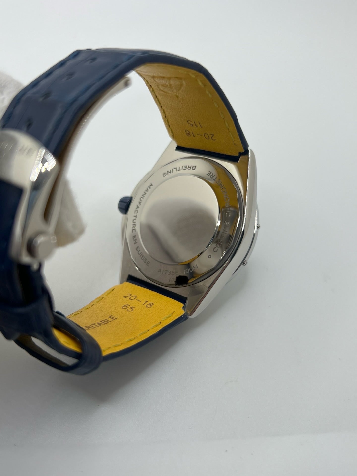 Montre Breitling Chronomat A17356531C1P1 en acier avec cadran bleu et bracelet en cuir de crocodile bleu. Modèle automatique avec réserve de marche de 38h, étanche 10 ATM et verre saphir. Édition diamantée élégante, idéale pour collectionneurs. Style luxueux et finition raffinée, état d’occasion très bon. Sans coffret ni papiers d’origine. 